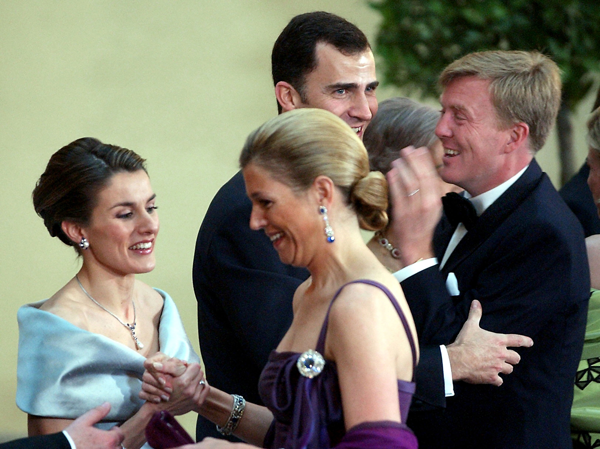 Il Principe delle Asturie e Letizia Ortiz Rocasolano danno il benvenuto al Principe d'Olanda e alla Principessa Massima dei Paesi Bassi prima di una cena ufficiale al Palazzo Reale di El Pardo la notte prima del loro matrimonio, 21 maggio 2004 (Alberto Martin/POOL/Getty Images)