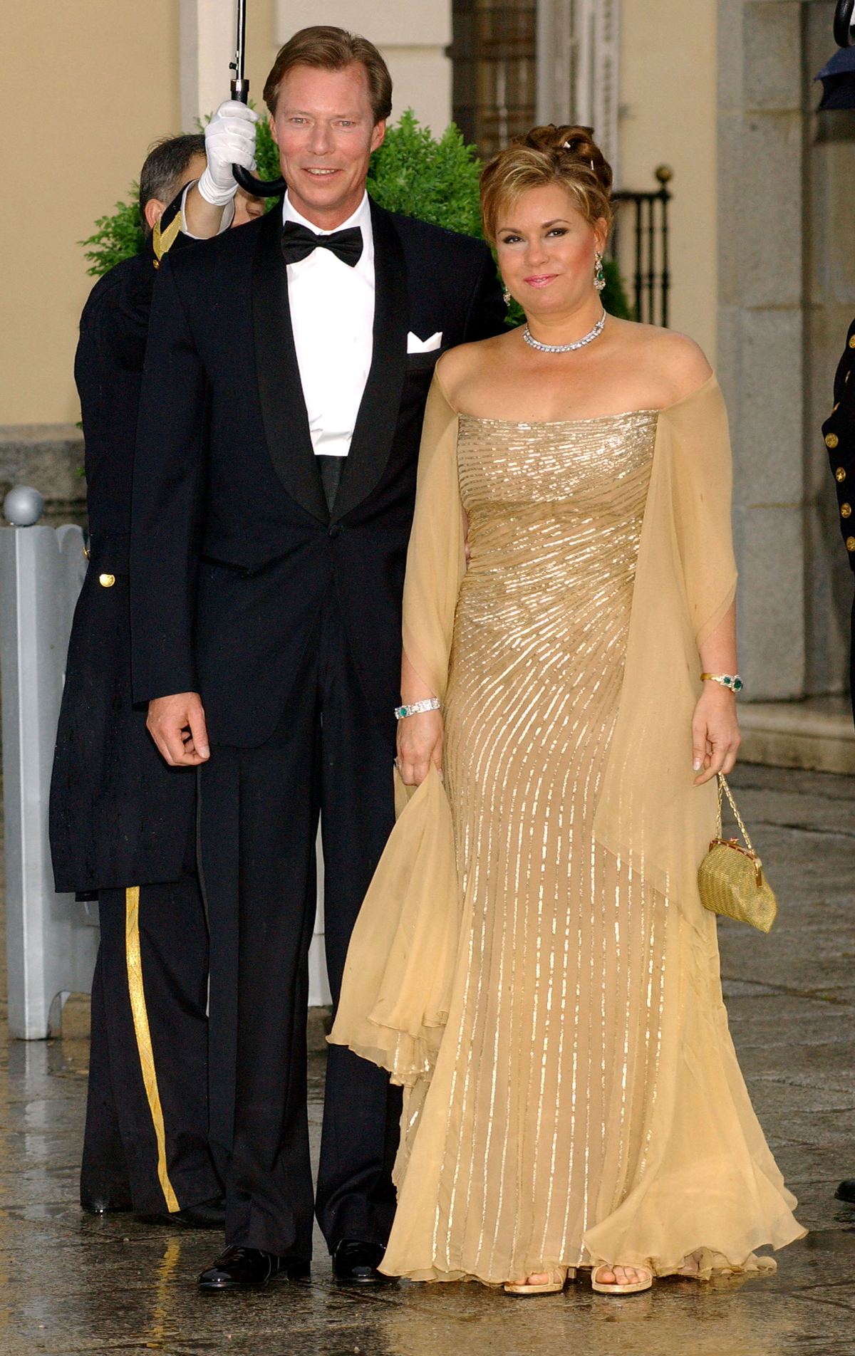 Il Granduca e la Granduchessa di Lussemburgo partecipano a una cena ufficiale al Palazzo Reale di El Pardo la notte prima del matrimonio del Principe delle Asturie e Letizia Ortiz Rocasolano, 21 maggio 2004 (Carlos Alvarez/Getty Images)