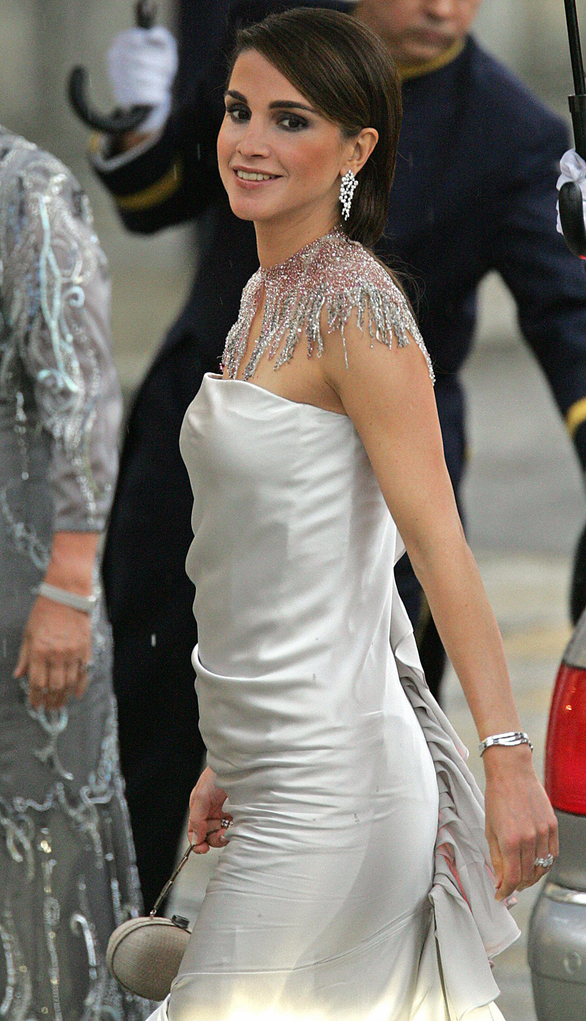 La Regina di Giordania partecipa a una cena ufficiale al Palazzo Reale di El Pardo la notte prima del matrimonio del Principe delle Asturie e Letizia Ortiz Rocasolano, 21 maggio 2004 (ODD ANDERSEN/AFP/Getty Images)