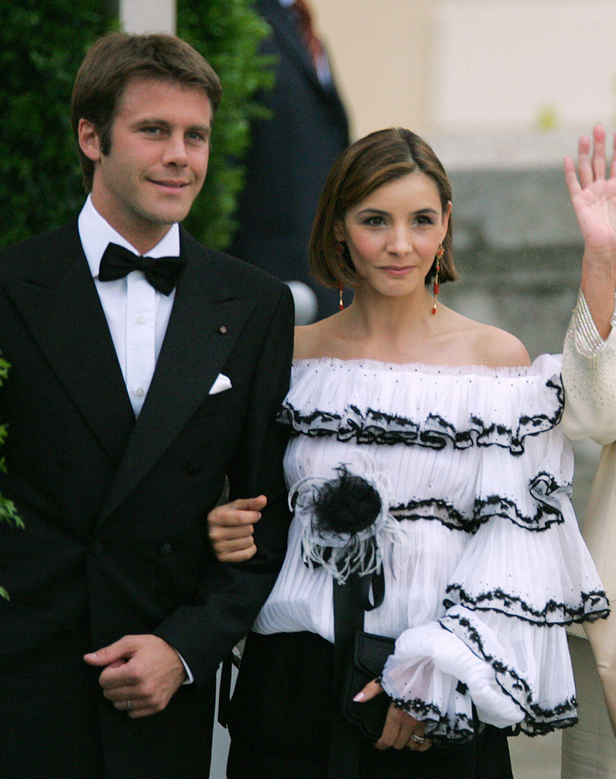 Emanuele Filiberto di Savoia e Clotilde Courau partecipano a una cena ufficiale al Palazzo Reale di El Pardo la notte prima del matrimonio del Principe delle Asturie e Letizia Ortiz Rocasolano, 21 maggio 2004 (ODD ANDERSEN/AFP/Getty Images)