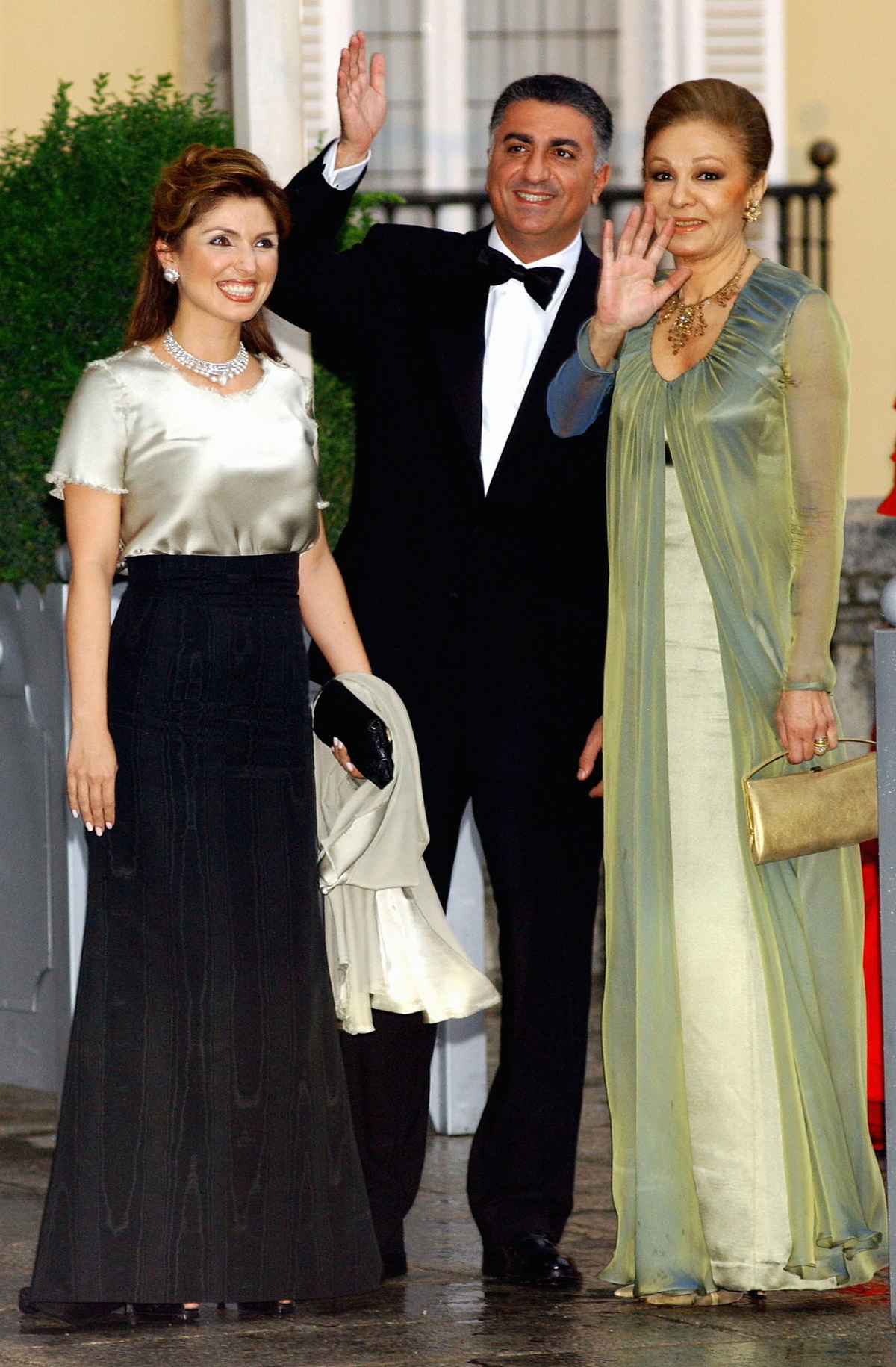 Farah Pahlavi, con Reza e Yasmine Pahlavi, partecipa a una cena ufficiale al Palazzo Reale di El Pardo la notte prima del matrimonio del Principe delle Asturie e Letizia Ortiz Rocasolano, 21 maggio 2004 (Carlos Alvarez/Getty Images)