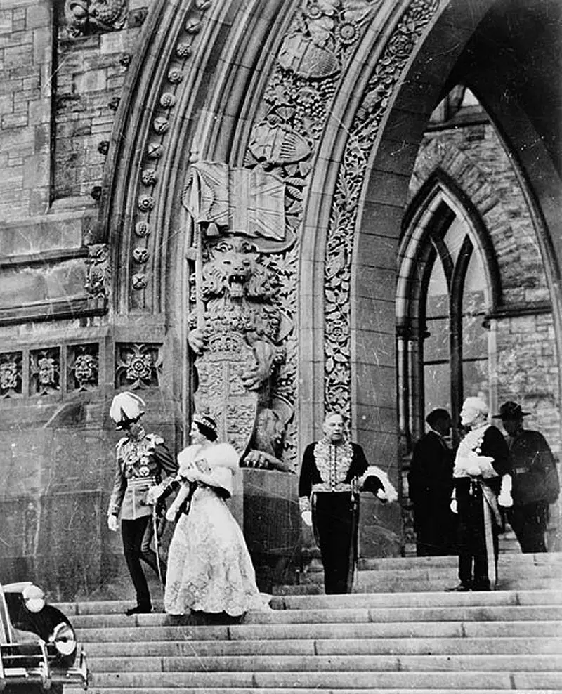 Re Giorgio VI e la Regina Elisabetta al Centro del Parlamento durante la loro prima visita in Canada, Tour Reale del 1939