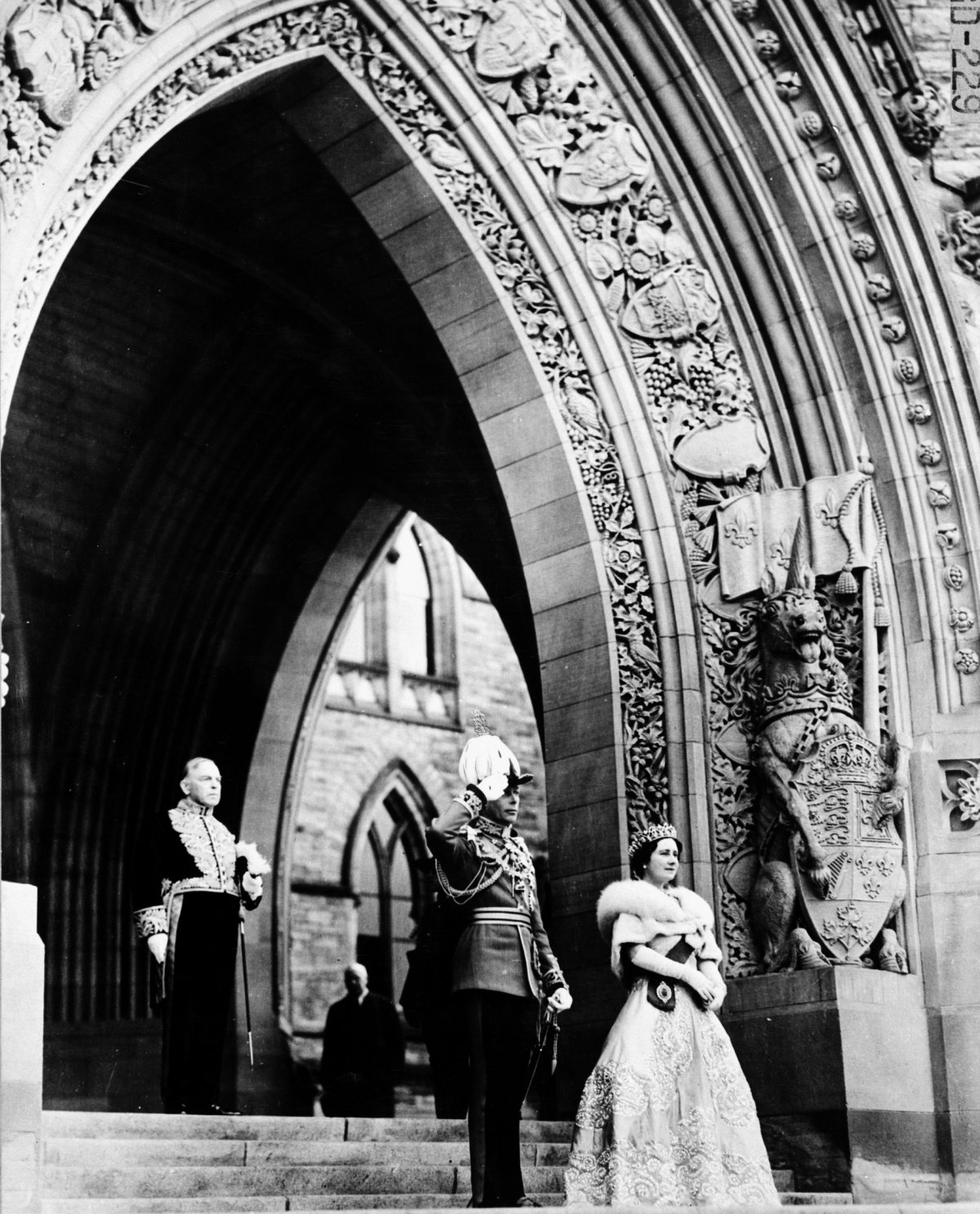 Re Giorgio VI e la Regina Elisabetta al Centro del Parlamento durante la loro prima visita in Canada, Tour Reale del 1939