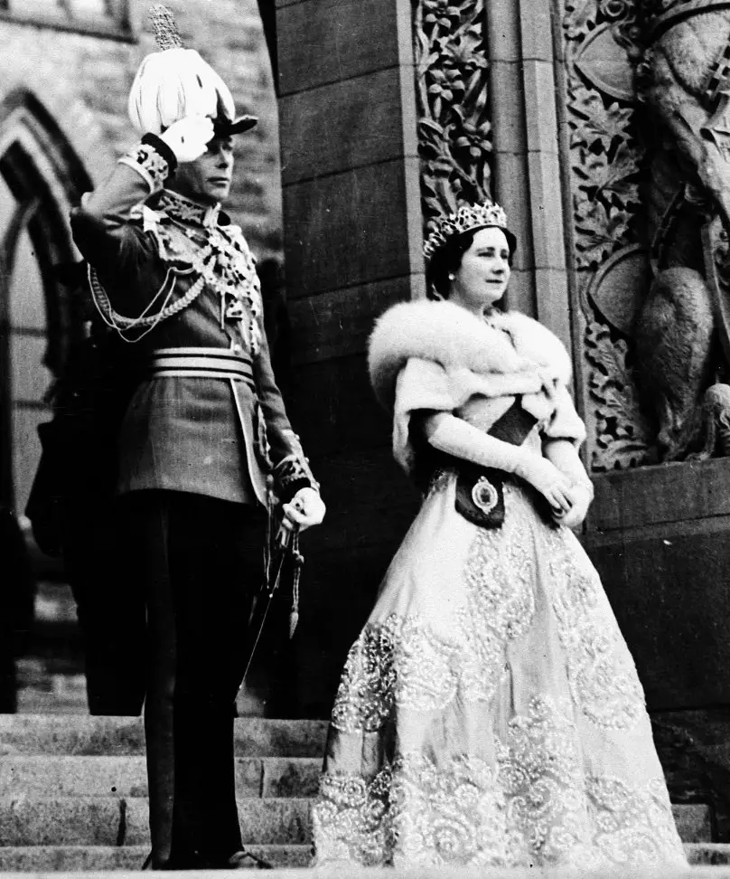 Re Giorgio VI e la Regina Elisabetta al Centro del Parlamento durante la loro prima visita in Canada, Tour Reale del 1939