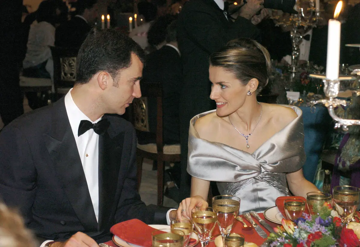 Il Principe di Asturie e Letizia Ortiz Rocasolano partecipano a una cena ufficiale al Palazzo Reale di El Pardo la notte prima del loro matrimonio, 21 maggio 2004 (ALBERTO MARTIN/AFP/Getty Images)