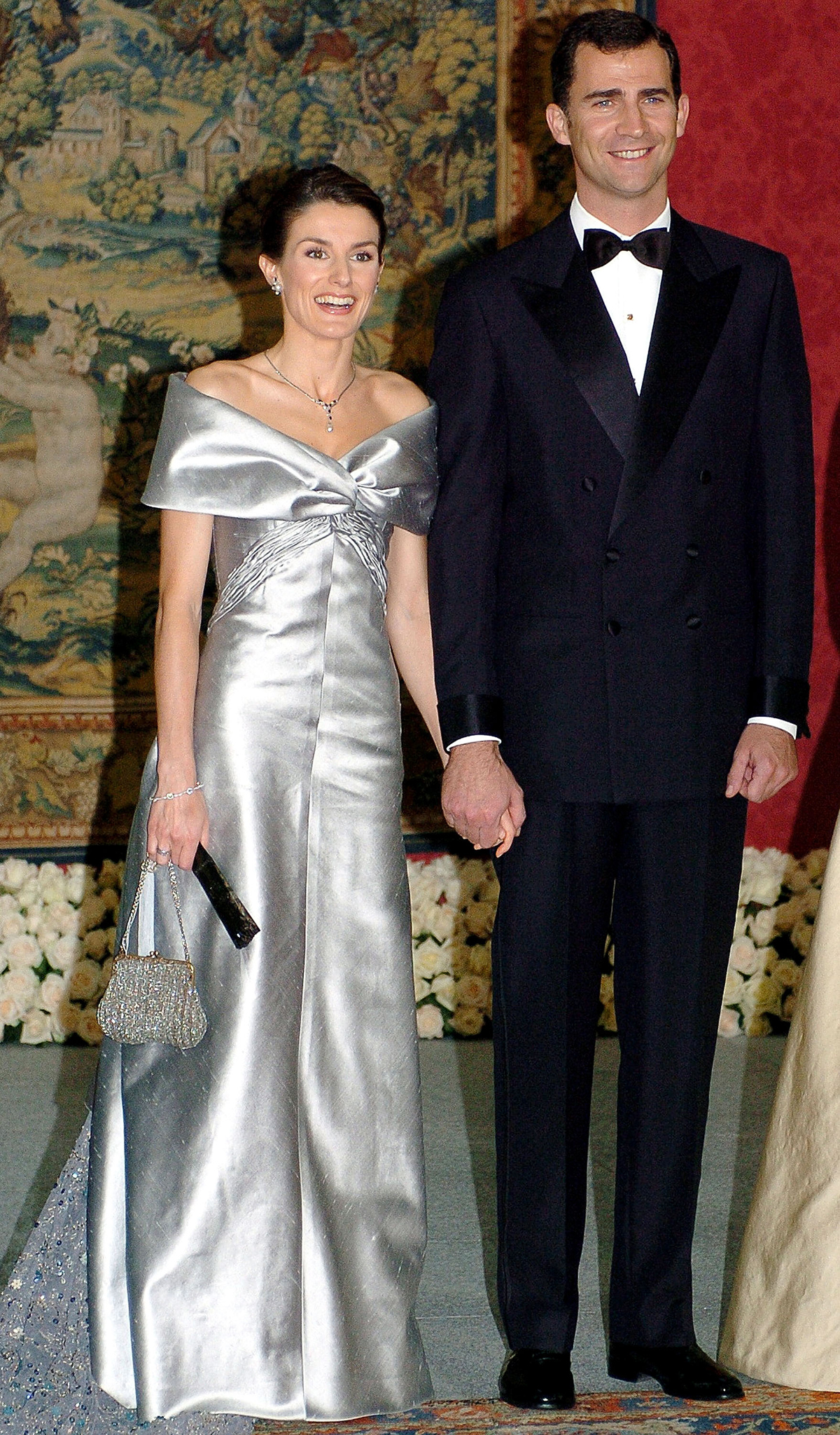 Il Principe di Asturie e Letizia Ortiz Rocasolano partecipano a una cena ufficiale al Palazzo Reale di El Pardo la notte prima del loro matrimonio, 21 maggio 2004 (ALBERTO MARTIN/POOL/Getty Images)