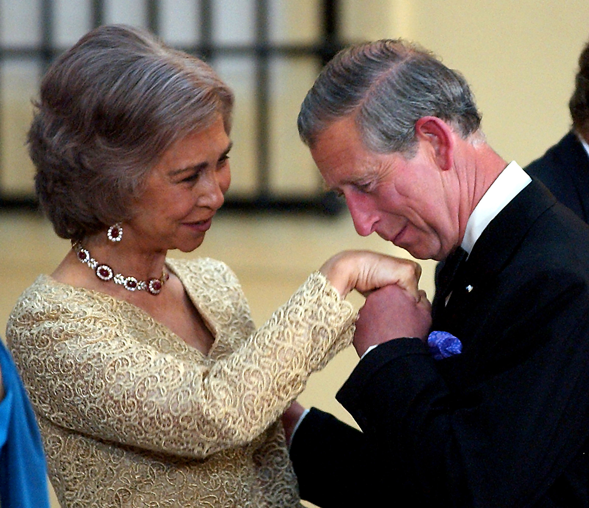 La Regina di Spagna e il Principe di Galles partecipano a una cena ufficiale al Palazzo Reale di El Pardo la notte prima del matrimonio del Principe di Asturie e Letizia Ortiz Rocasolano, 21 maggio 2004 (Carlos Alvarez/Pool/Getty Images)