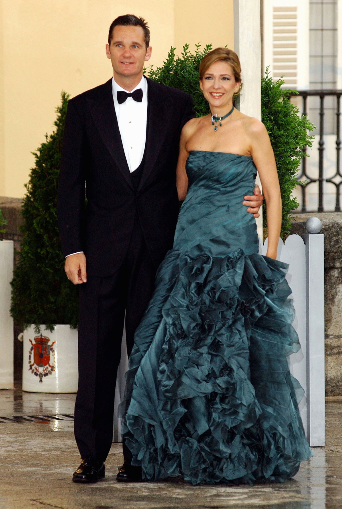 L'Infanta Cristina di Spagna e Inaki Urdangarin partecipano a una cena ufficiale al Palazzo Reale di El Pardo la notte prima del matrimonio del Principe di Asturie e Letizia Ortiz Rocasolano, 21 maggio 2004 (Carlos Alvarez/Getty Images)