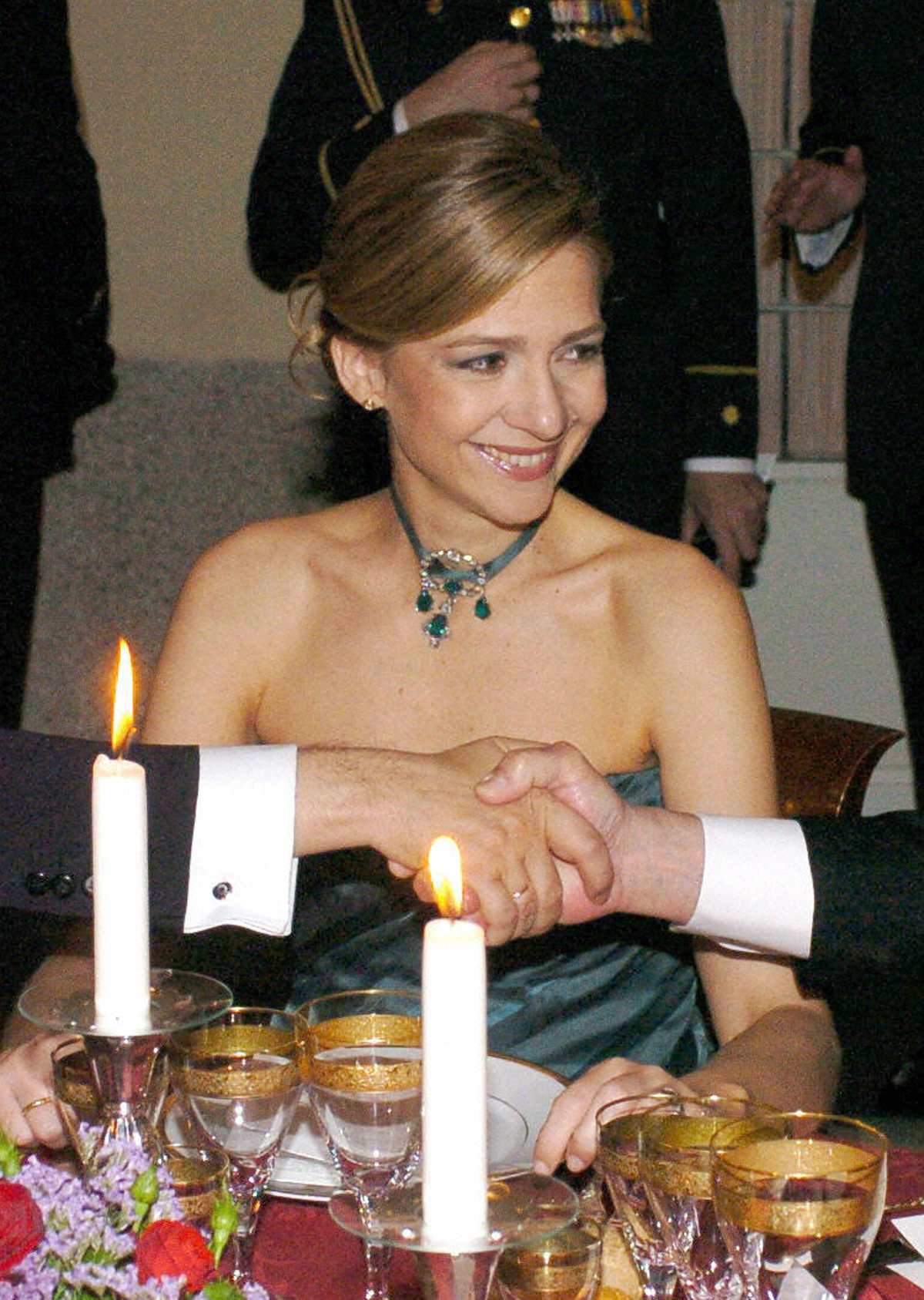 L'Infanta Cristina di Spagna partecipa a una cena ufficiale al Palazzo Reale di El Pardo la notte prima del matrimonio del Principe di Asturie e Letizia Ortiz Rocasolano, 21 maggio 2004 (ALBERTO MARTIN/AFP/Getty Images)