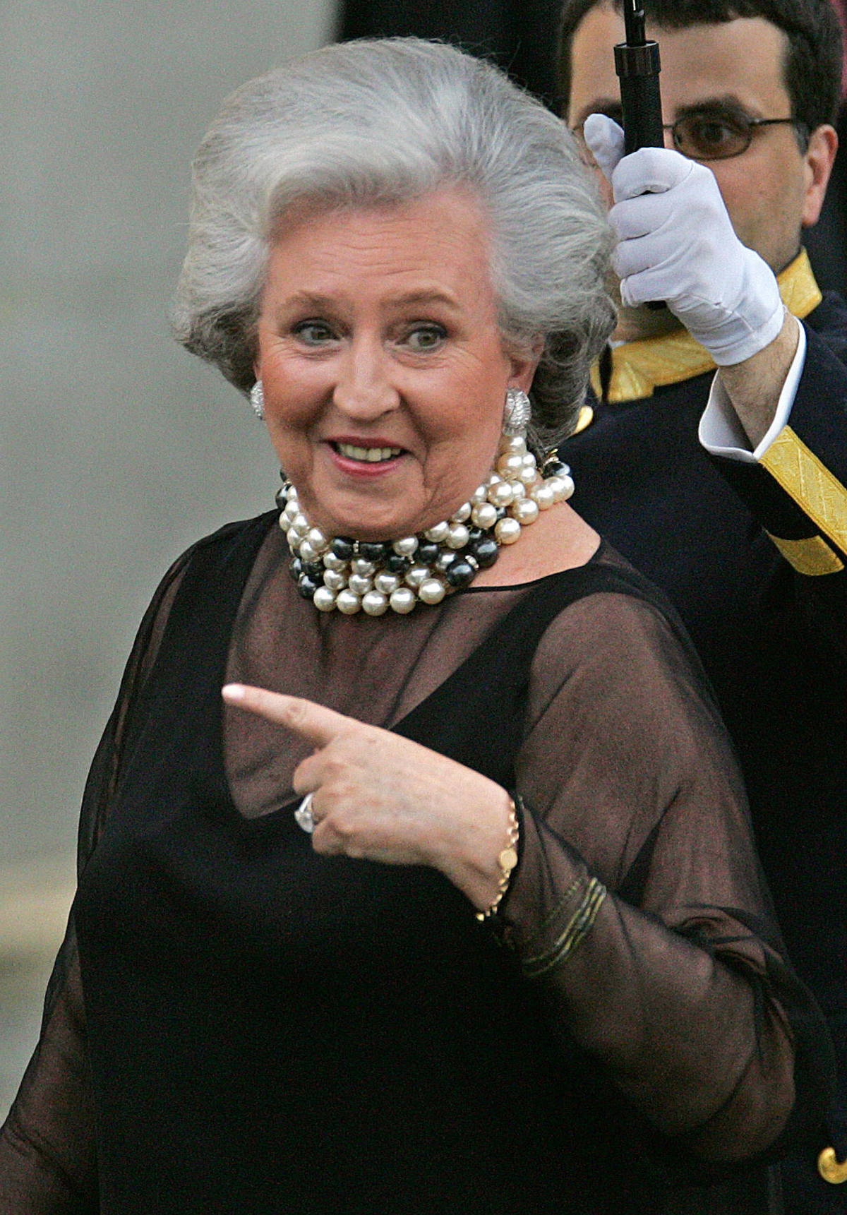 L'Infanta Pilar di Spagna partecipa a una cena ufficiale al Palazzo Reale di El Pardo la notte prima del matrimonio del Principe di Asturie e Letizia Ortiz Rocasolano, 21 maggio 2004 (ODD ANDERSEN/AFP/Getty Images)