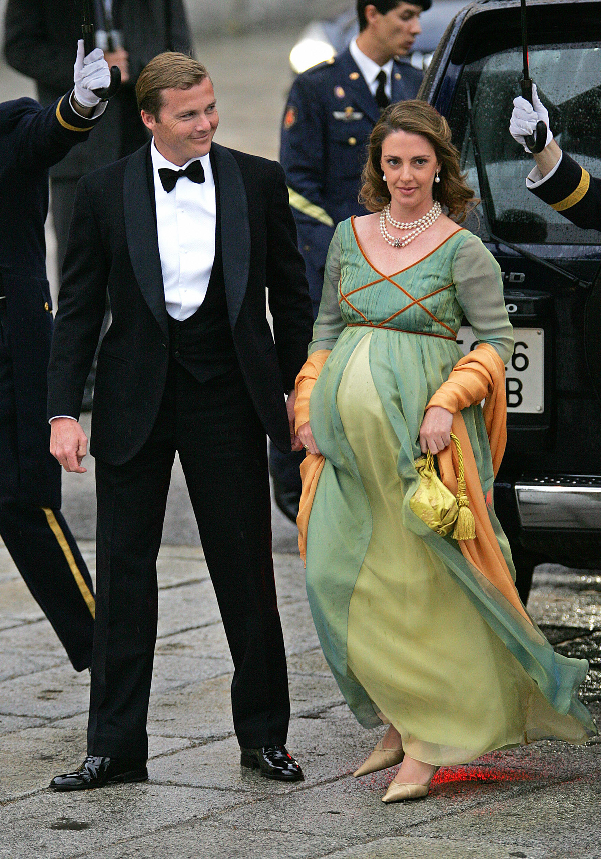 Pedro e Sofia di Borbone-Due Sicilie partecipano a una cena ufficiale al Palazzo Reale di El Pardo la notte prima del matrimonio del Principe di Asturie e Letizia Ortiz Rocasolano, 21 maggio 2004 (ODD ANDERSEN/AFP/Getty Images)