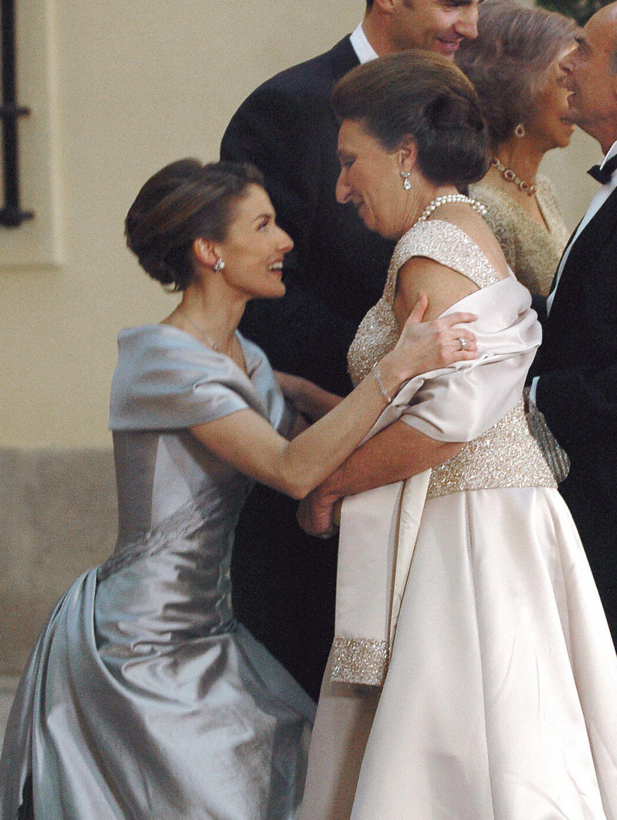 Letizia Ortiz Rocasolano saluta l'Infanta Margarita di Spagna prima di una cena ufficiale al Palazzo Reale di El Pardo la notte prima del matrimonio con il Principe di Asturie, 21 maggio 2004 (ALBERTO MARTIN/AFP/Getty Images)