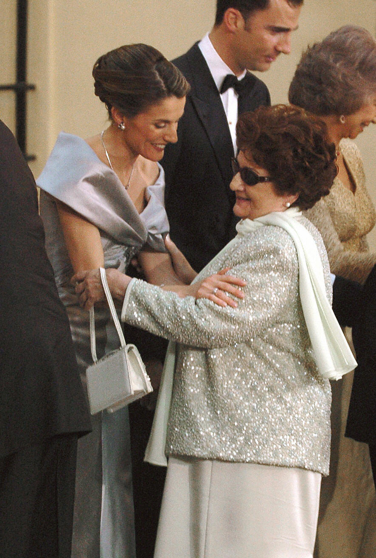 Letizia Ortiz Rocasolano saluta sua nonna, Enriqueta Rodriguez Figueredo, prima di una cena ufficiale al Palazzo Reale di El Pardo la notte prima del suo matrimonio con il Principe di Asturie, 21 maggio 2004 (ALBERTO MARTIN/AFP/Getty Images)