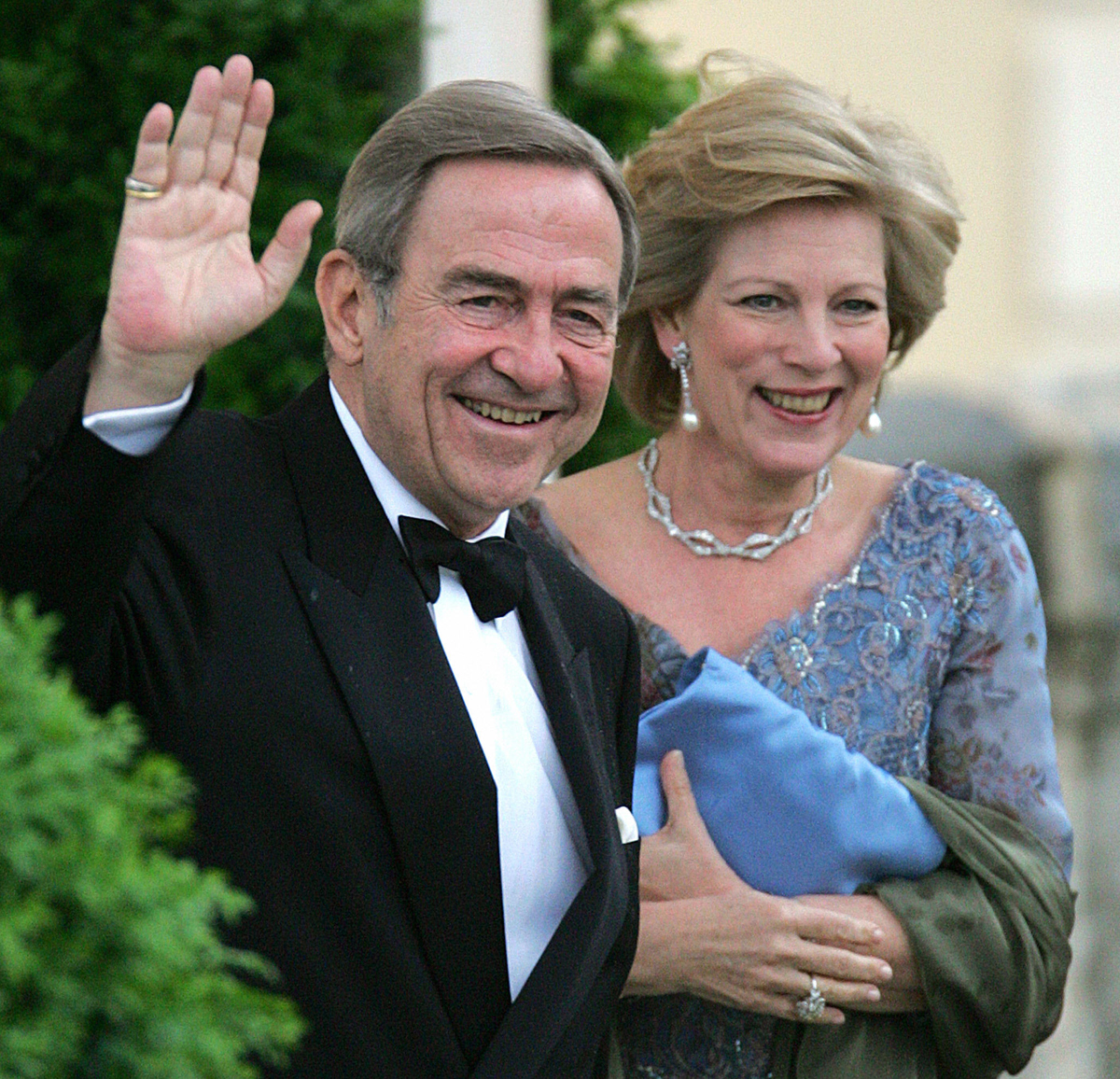 Re Costantino e Regina Anne-Marie di Grecia partecipano a una cena ufficiale al Palazzo Reale di El Pardo la notte prima del matrimonio del Principe di Asturie e Letizia Ortiz Rocasolano, 21 maggio 2004 (ODD ANDERSEN/AFP/Getty Images)