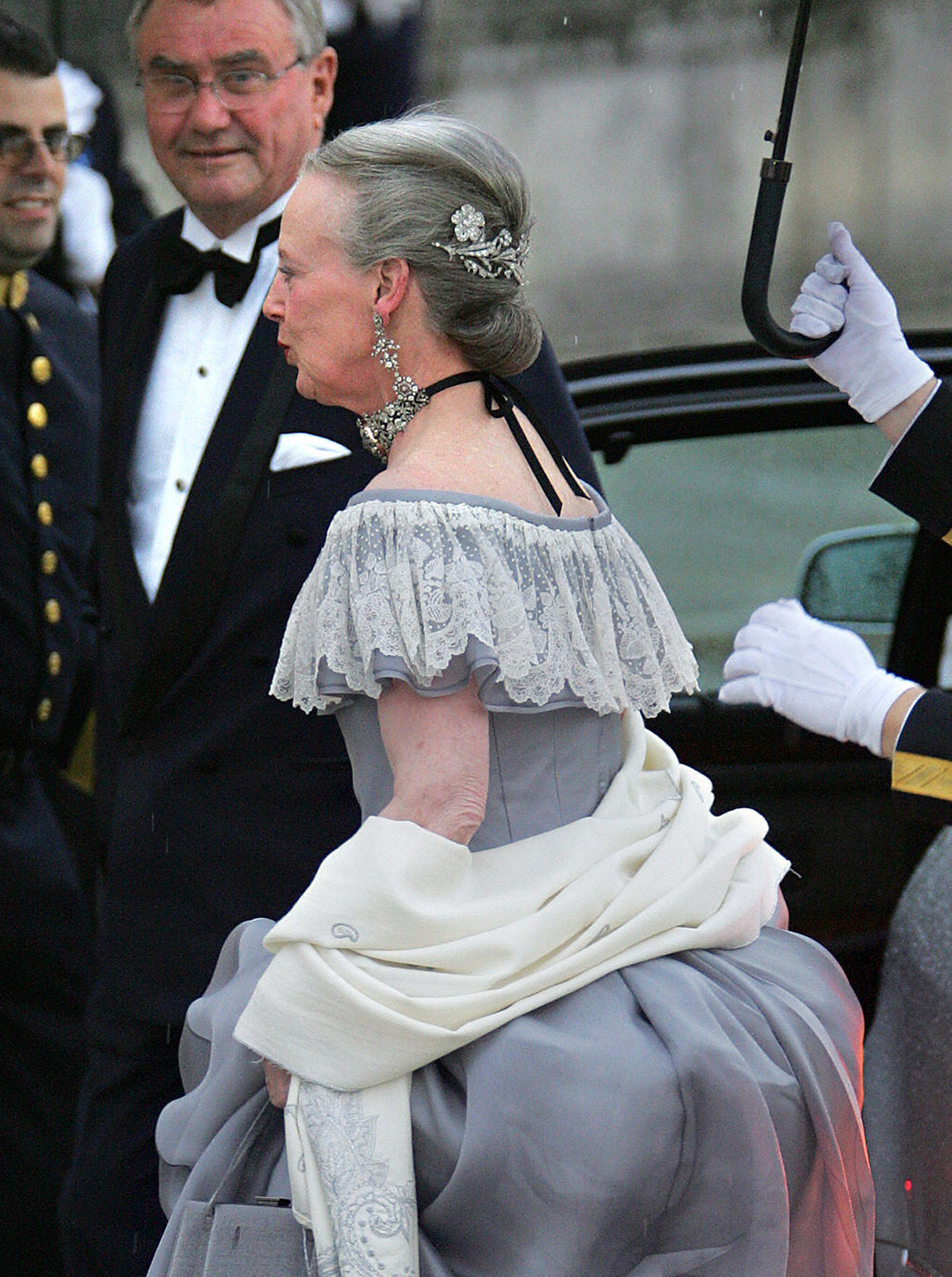 La Regina Margherita II e il Principe Henrik di Danimarca partecipano a una cena ufficiale al Palazzo Reale di El Pardo la notte prima del matrimonio del Principe di Asturie e Letizia Ortiz Rocasolano, 21 maggio 2004 (ODD ANDERSEN/AFP/Getty Images)