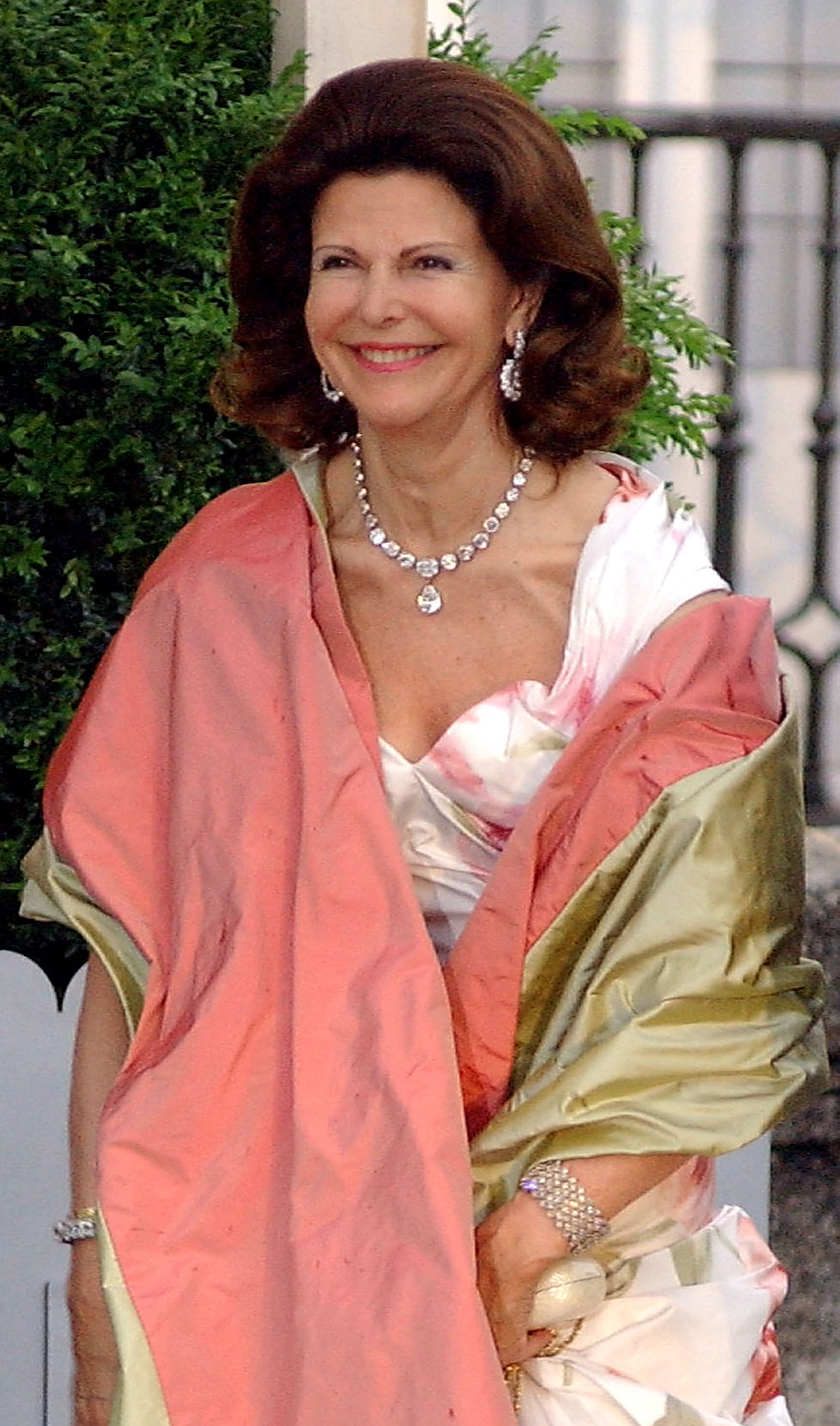 La Regina di Svezia partecipa a una cena ufficiale al Palazzo Reale di El Pardo la notte prima del matrimonio del Principe di Asturie e Letizia Ortiz Rocasolano, 21 maggio 2004 (Carlos Alvarez/Getty Images)