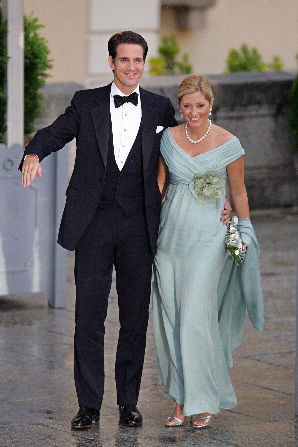 Il Principe Pavlos e la Principessa Maria-Chantal di Grecia partecipano a una cena ufficiale al Palazzo Reale di El Pardo la notte prima del matrimonio del Principe di Asturie e Letizia Ortiz Rocasolano, 21 maggio 2004 (ODD ANDERSEN/AFP/Getty Images)