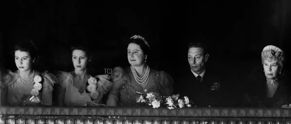 La Principessa Elizabeth di York, futura Regina Elisabetta II, la Principessa Margaret, la Regina Madre Elisabetta Bowes-Lyon, il Re Giorgio VI e la Regina Maria di Teck assistono al balletto di Tchaikovsky 'La Bella addormentata' all'inaugurazione del Royal Opera House di Covent Garden a Londra il 20 febbraio 1946