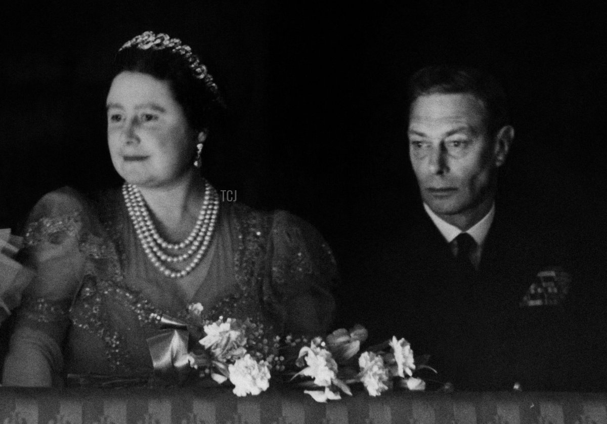 La Principessa Elizabeth di York, futura Regina Elisabetta II, la Principessa Margaret, la Regina Madre Elisabetta Bowes-Lyon, il Re Giorgio VI e la Regina Maria di Teck assistono al balletto di Tchaikovsky 'La Bella addormentata' all'inaugurazione del Royal Opera House di Covent Garden a Londra il 20 febbraio 1946