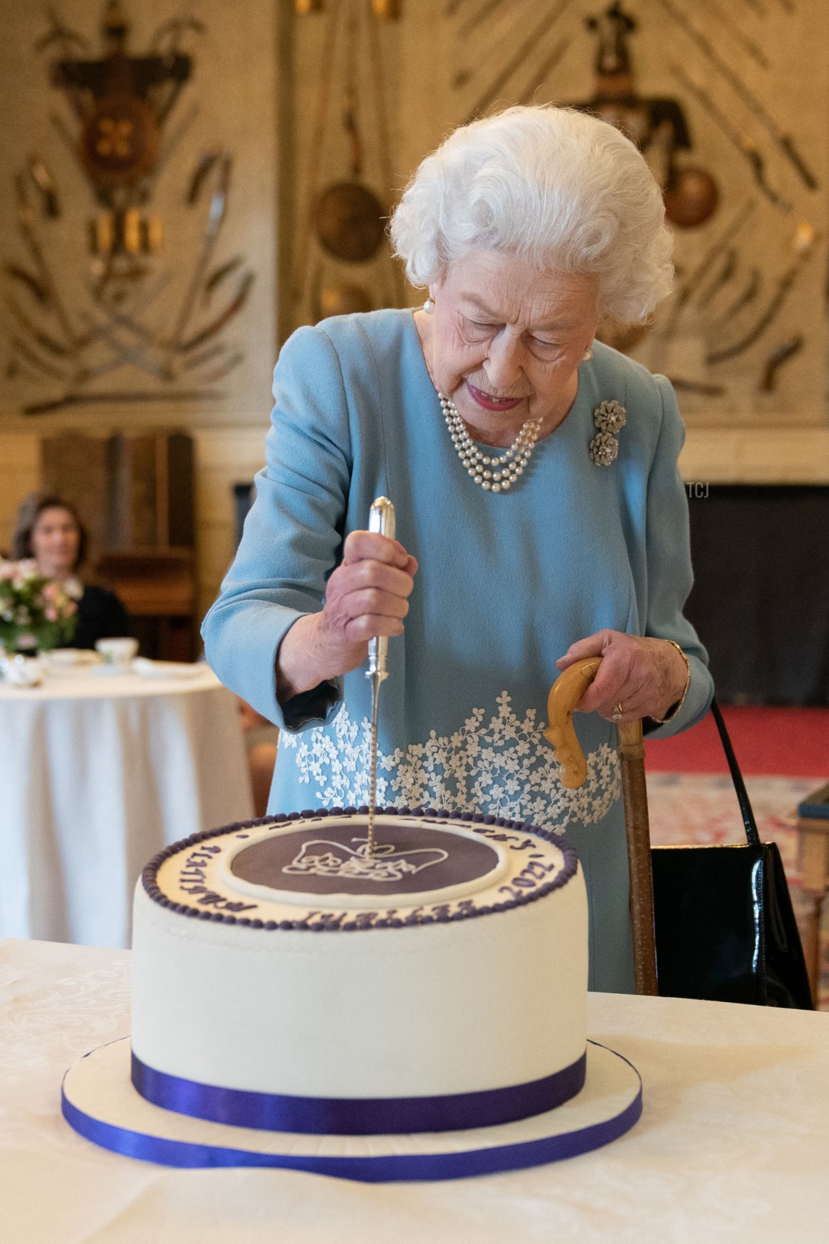 La regina britannica Elisabetta II taglia una torta per celebrare l'inizio del Giubileo di Platino durante una ricezione nella sala da ballo di Sandringham House, la residenza della regina in Norfolk, il 5 febbraio 2022