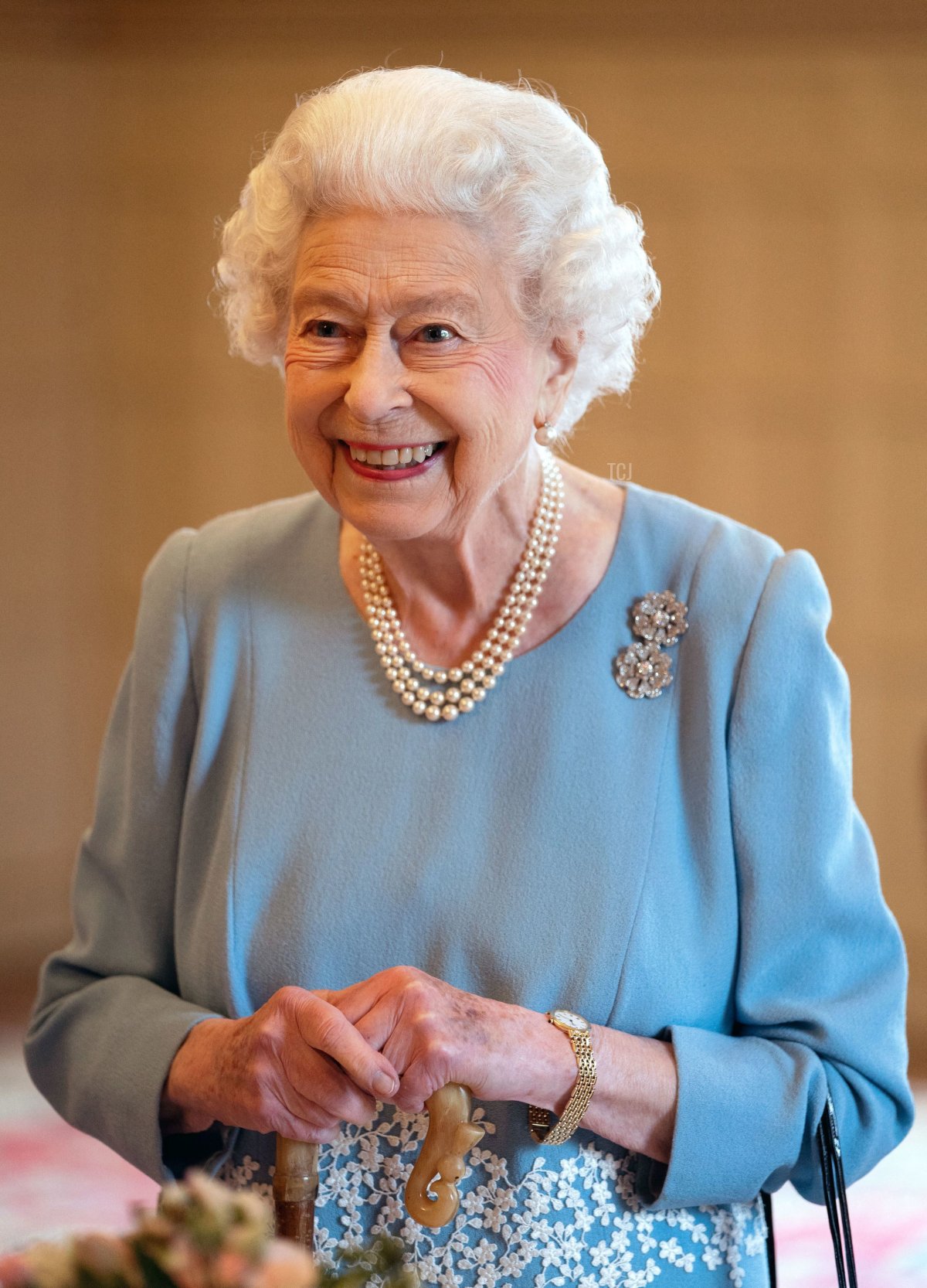 La Regina Elisabetta II d'Inghilterra sorride durante una ricezione nella Sala da Ballo di Sandringham House, la residenza della Regina nel Norfolk, il 5 febbraio 2022, mentre celebra l'inizio del Giubileo di Platino