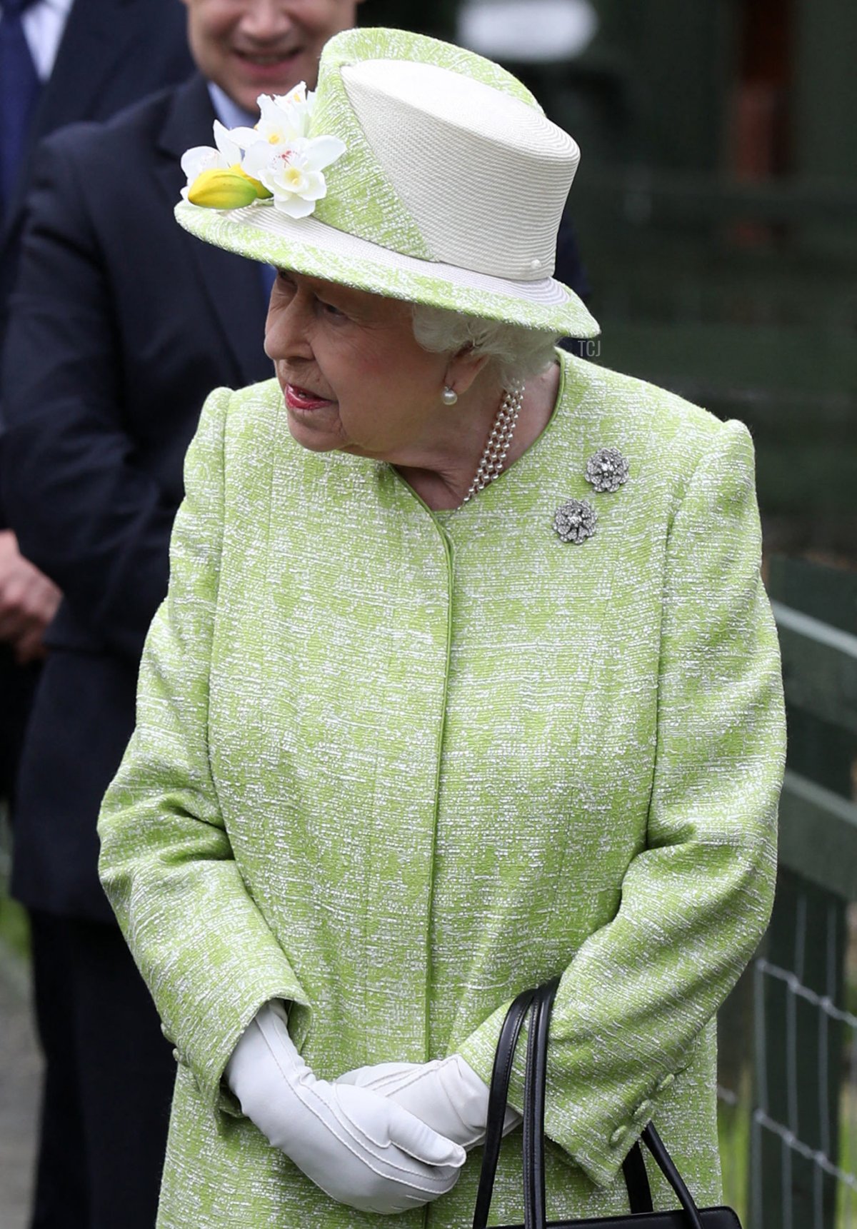 La regina britannica Elisabetta II reagisce mentre cammina vicino a Olive l'anatra e alla custode Maia Gordon durante la sua visita alla Gorgie City Farm di Edimburgo il 4 luglio 2019