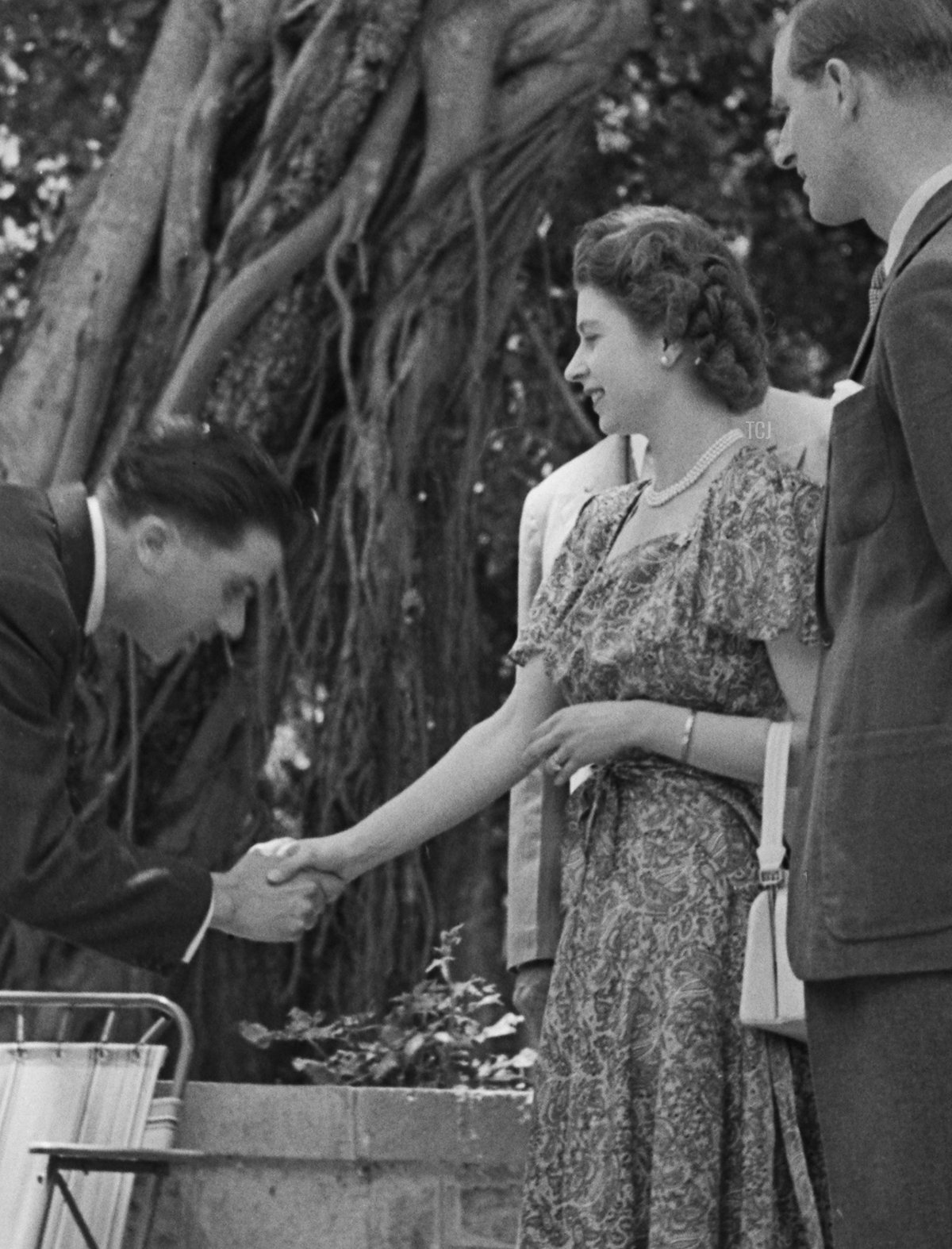 La Principessa Elisabetta e il Principe Filippo (al centro) sono ricevuti al Sagana Lodge nella contea di Nyeri, durante una visita al Commonwealth in Kenya, 5 febbraio 1952