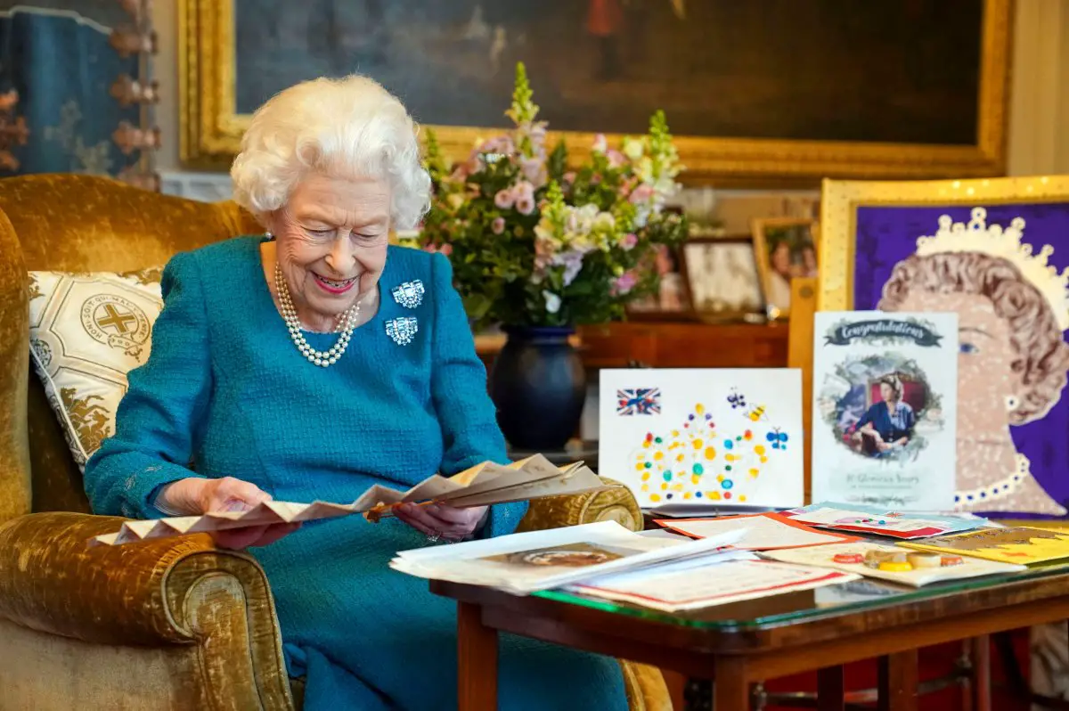 Un'immagine pubblicata a Londra il 4 febbraio 2022 e scattata il mese scorso, mostra la regina britannica Elisabetta II mentre osserva il ventaglio autografo di Regina Vittoria, insieme a un'esposizione di memorabilia dei suoi Giubilei d'Oro e di Platino, nella Oak Room a Windsor Castle, a ovest di Londra