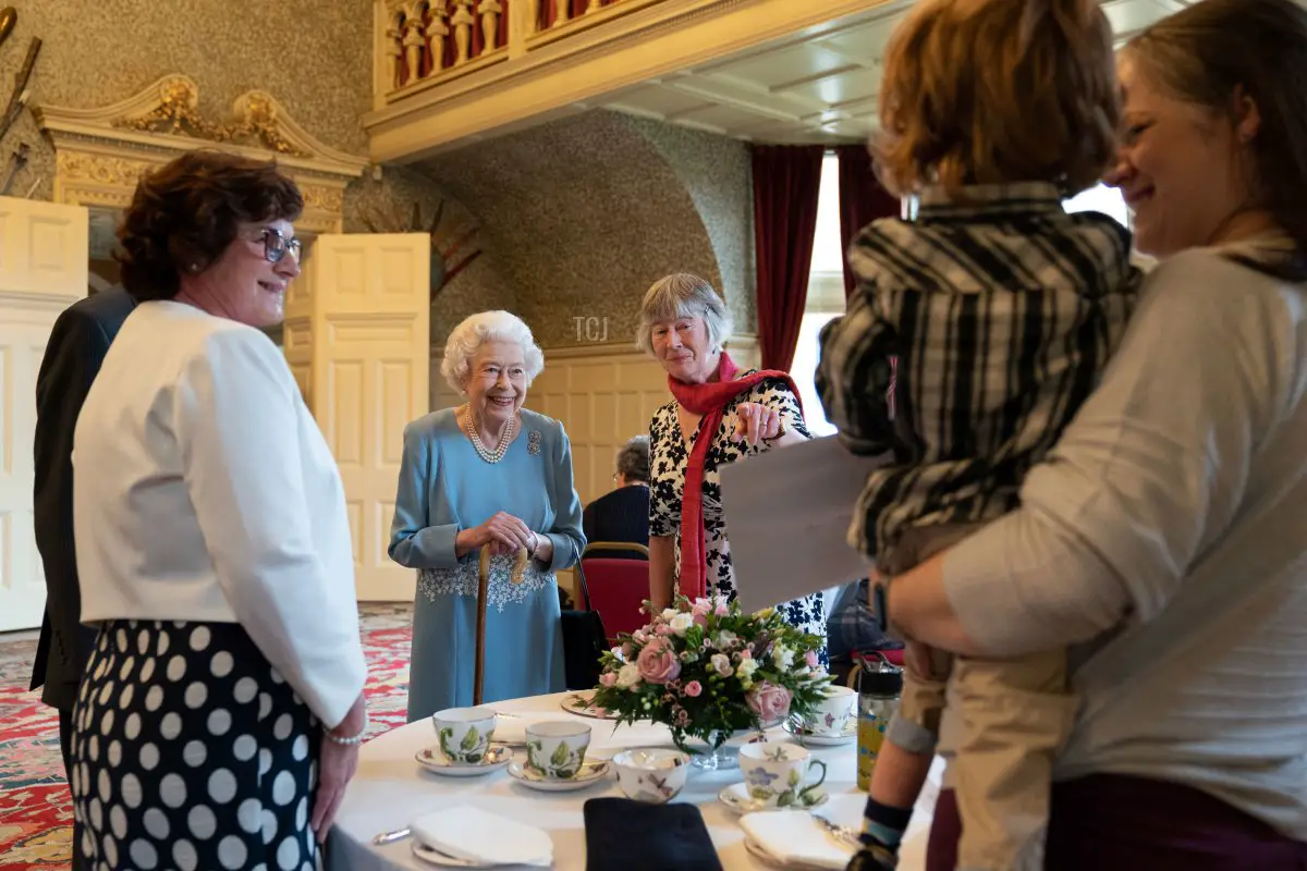 La regina Elisabetta partecipa a una ricezione con rappresentanti di gruppi comunitari locali per celebrare l'inizio del Giubileo di Platino, nella Ballroom di Sandringham House il 5 febbraio 2022 a King's Lynn, Inghilterra