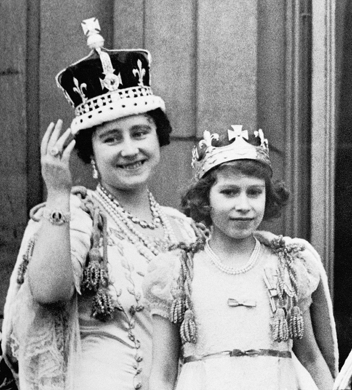 La regina Elisabetta (la regina madre) è con la sua primogenita, la principessa Elisabetta (la regina) sul balcone di Buckingham Palace, dopo l'incoronazione del re Giorgio VI