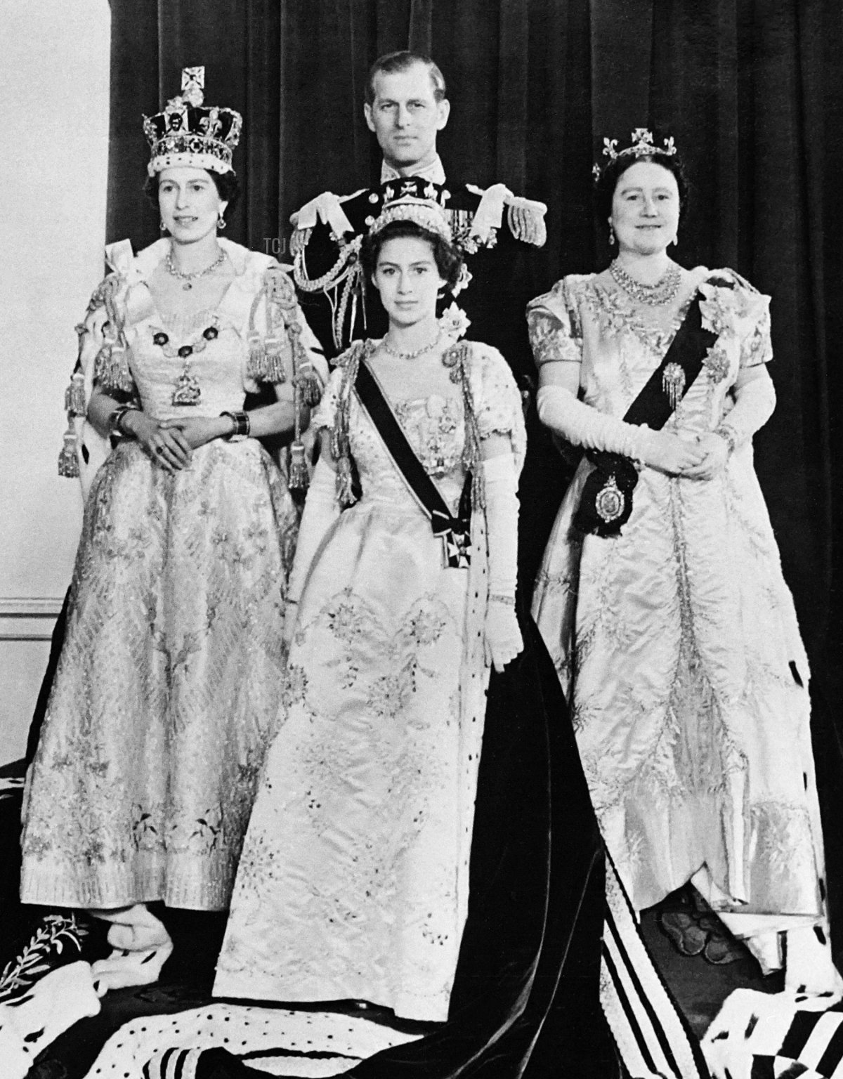 La regina Elisabetta II (a sinistra) posa con suo marito il principe Filippo, Duca di Edimburgo (dietro), la Regina Madre Elisabetta Bowes-Lyon (a destra) e sua sorella, la principessa Margaret, nel giugno 1953