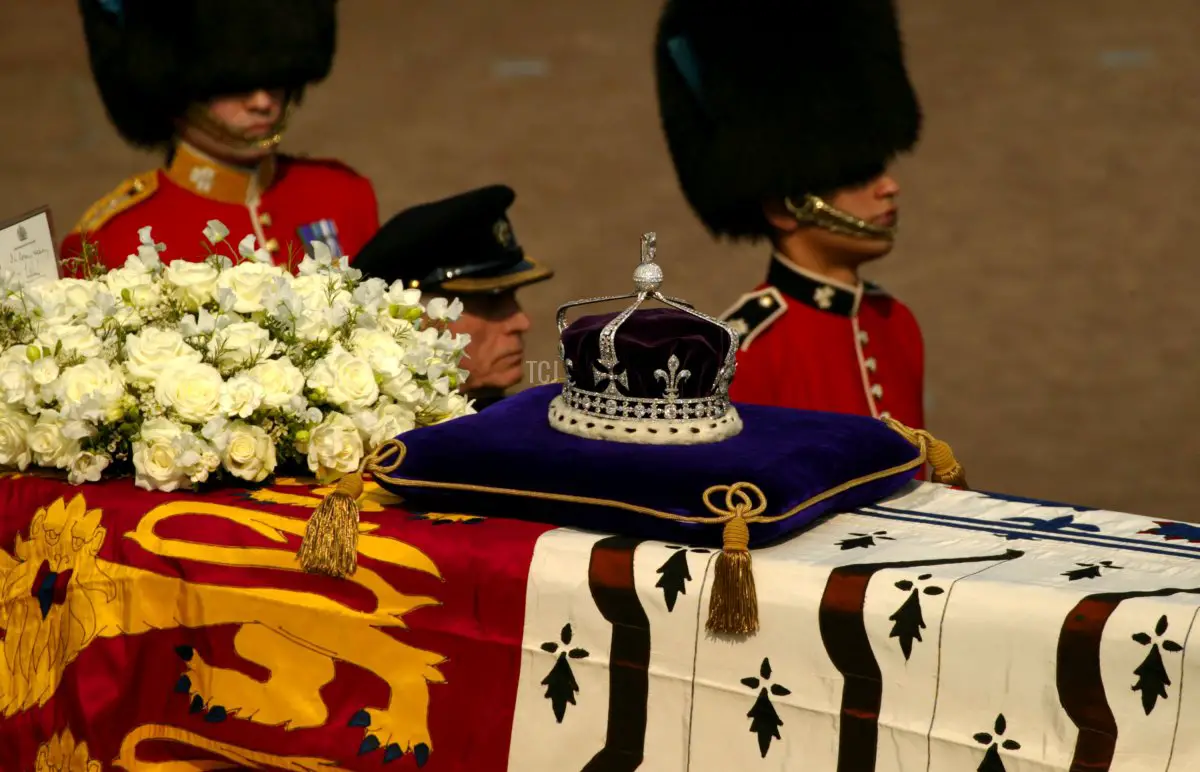 Una corona incrinata di diamanti con il diamante Koh-I-Noor poggia su una bara durante la cerimonia della Regina Madre il 5 aprile 2002 mentre il suo funerale fa il suo percorso lungo The Mall a Londra