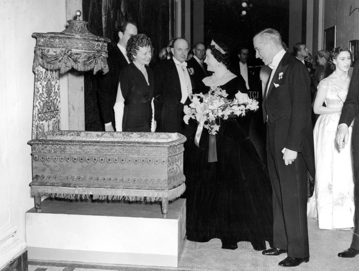 La famiglia reale partecipa alla ricezione della Società anglo-danese presso il Victoria and Albert Museum di Londra, 6 dicembre 1948