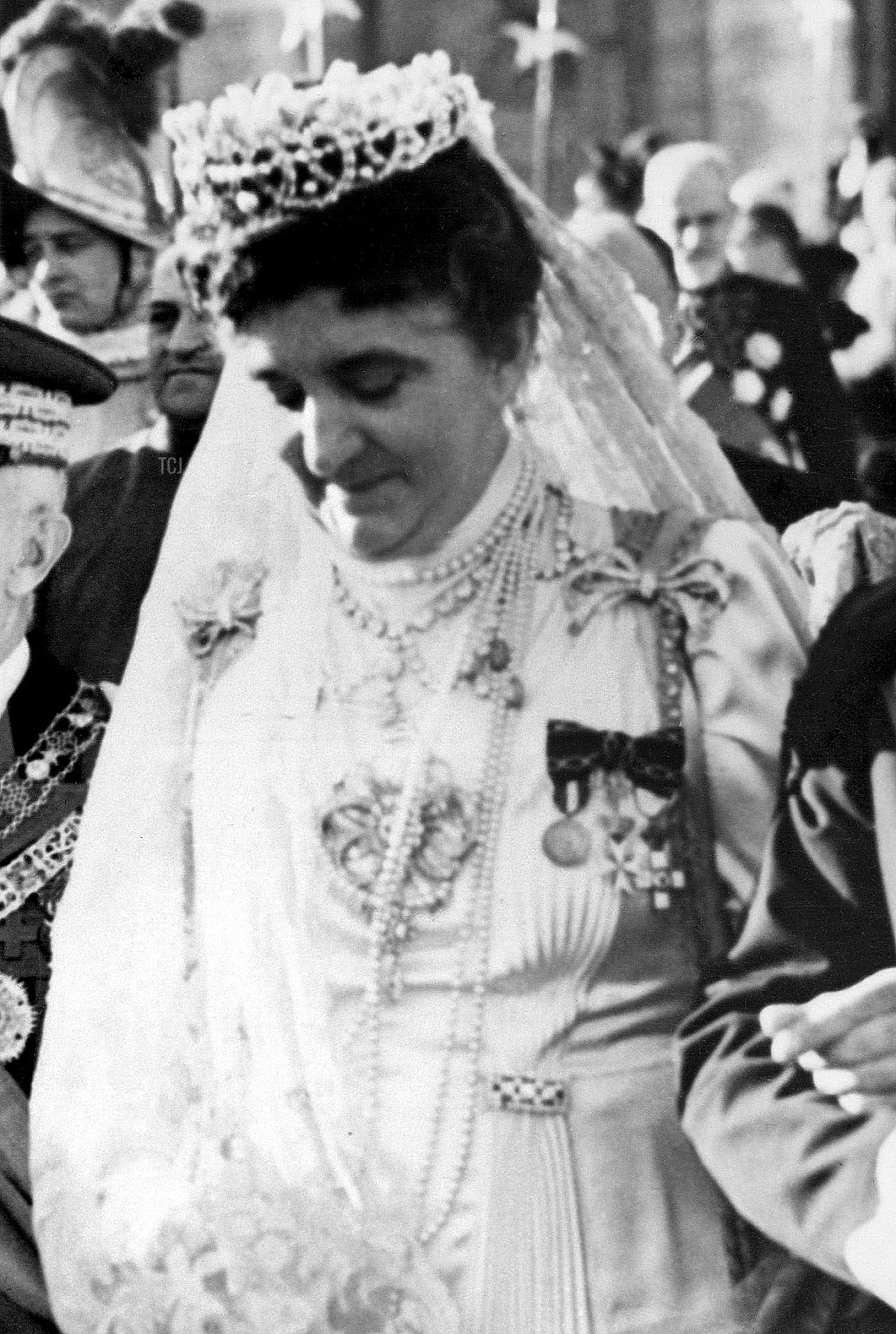 Regina Elena d'Italia (2a-D) e re Vittorio Emanuele III (1°-D) accompagnati dal conte Galeazzo Ciano (D) lasciano il Vaticano dopo una visita ufficiale a Papa Pio XII il 26 dicembre 1939