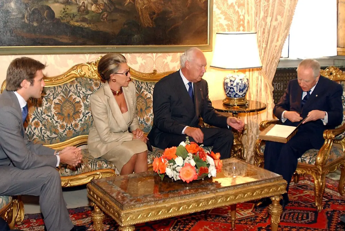 Il Presidente italiano Carlo Azeglio Ciampi (D) incontra il Principe Vittorio Emanuele (2° D), capo della Casa Reale di Savoia, e sua moglie Marina Doria e il loro figlio Emanuele Filiberto al Palazzo del Quirinale il 16 maggio 2003 a Roma, Italia