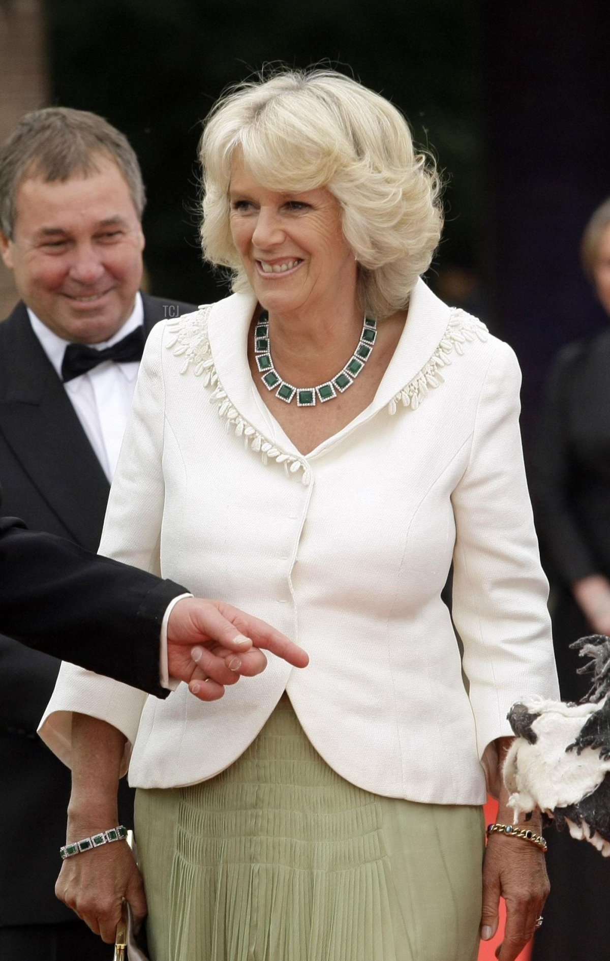 Il Principe di Galles e la Duchessa di Cornovaglia incontrano i membri del cast inclusi Mohsen Nouri (a destra) - il burattinaio per il cane Nana, mentre arrivano per assistere alla Performance Gala Reale di Peter Pan nei giardini di Kensington a Londra, 17 giu 2009