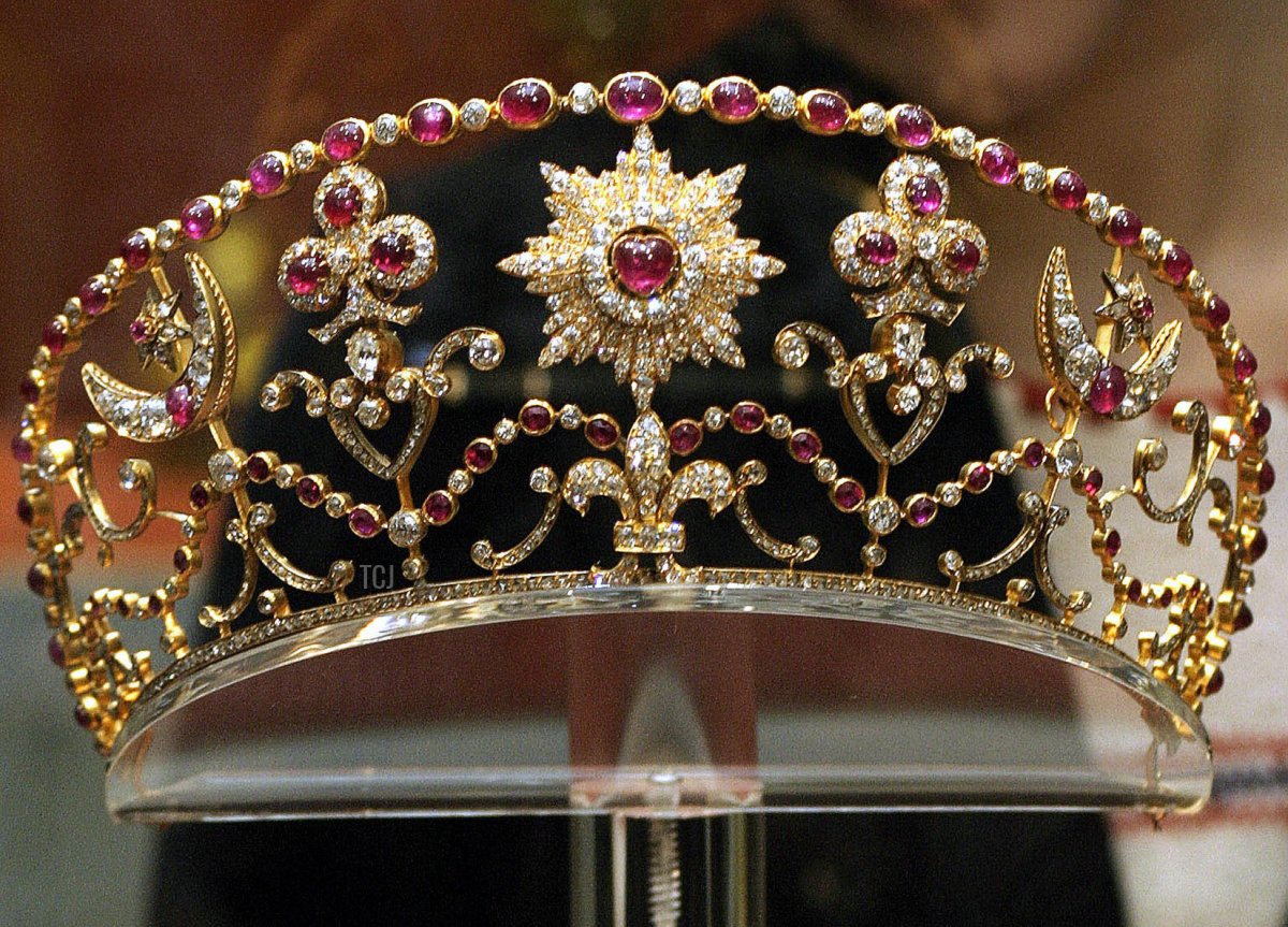 Un visitatore osserva un diadema d'oro esposto al museo dell'Ermitage di San Pietroburgo, 01 marzo 2004