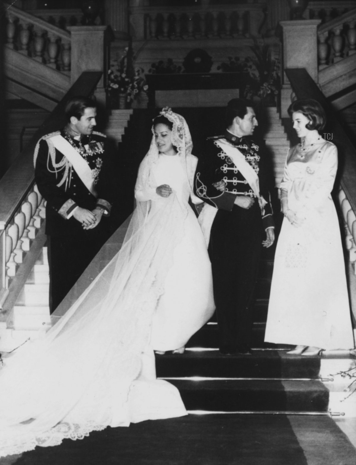 Il Principe Michele di Grecia e la sua sposa Marina Karella fotografati su una scala nel giorno del loro matrimonio, presso il Palazzo Reale di Atene, 7 febbraio 1965