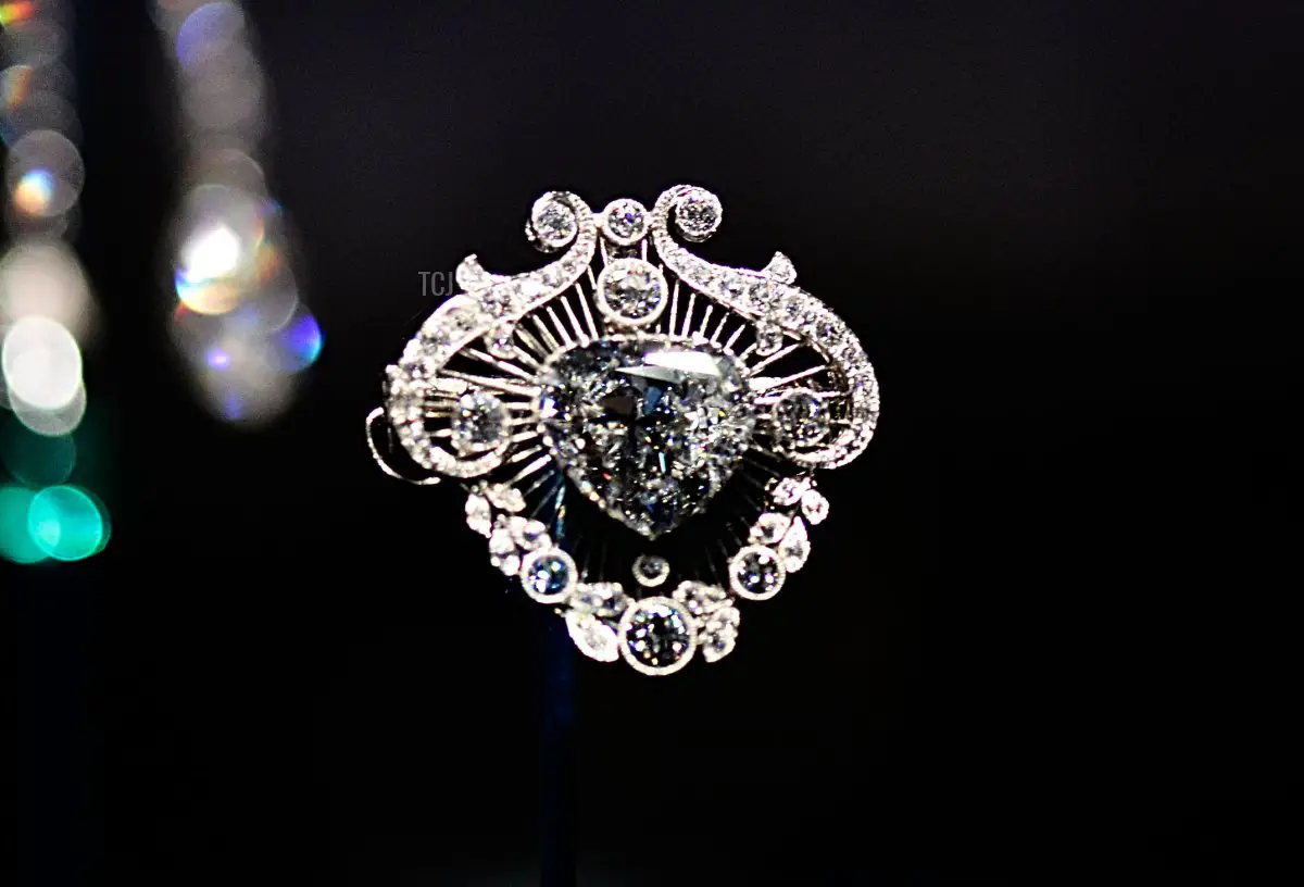 Il fermaglio Cullinan V in mostra nell'esposizione Diamonds: A Jubilee Celebration parte dell'apertura estiva di Buckingham Palace il 28 giugno 2012 a Londra, Inghilterra