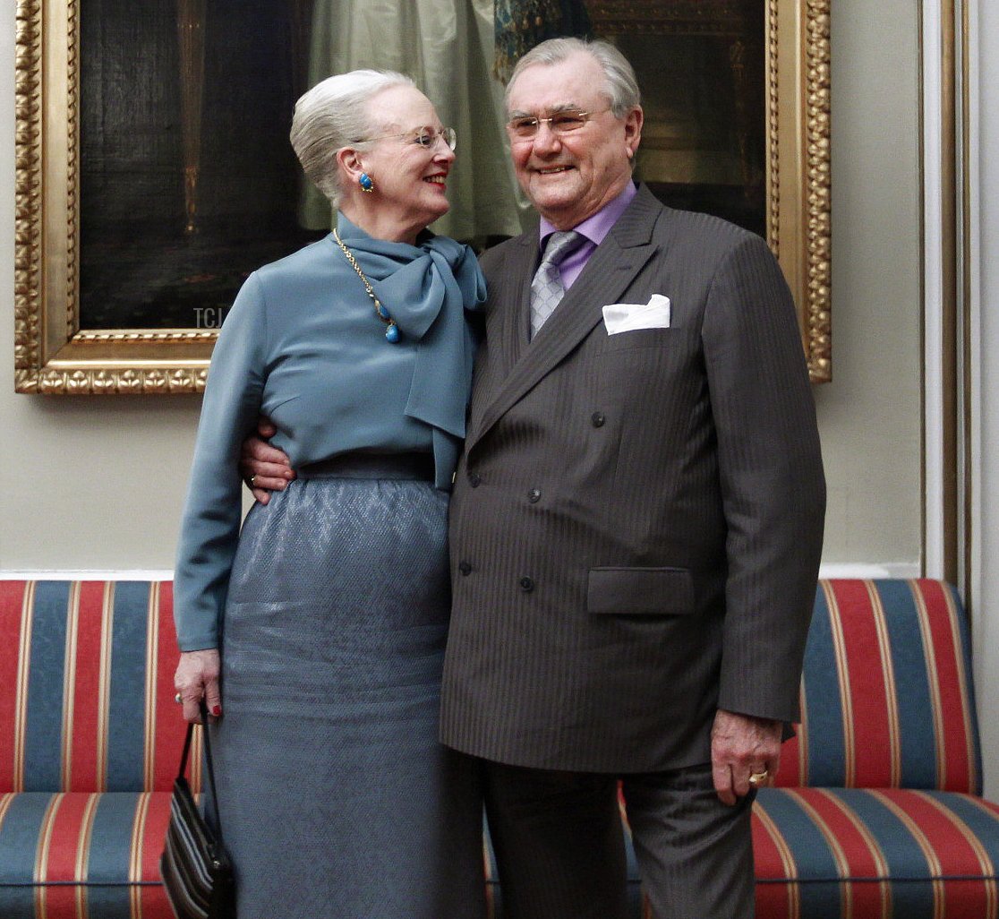 La Regina Margrethe e il Principe Consorte Henrik posano per i media il 10 gennaio 2012 durante una conferenza stampa a Palazzo Amalienborg a Copenaghen prima delle celebrazioni del Giubileo della Regina