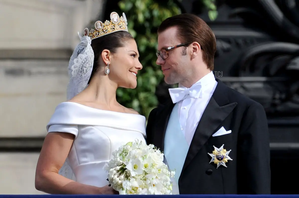 La Principessa Vittoria di Svezia, Duchessa di Västergötland, e suo marito il Principe Daniel, Duca di Västergötland, incontrano il pubblico mentre appaiono sulla terrazza di Lejonbacken dopo la loro cerimonia nuziale il 19 giugno 2010 a Stoccolma, Svezia