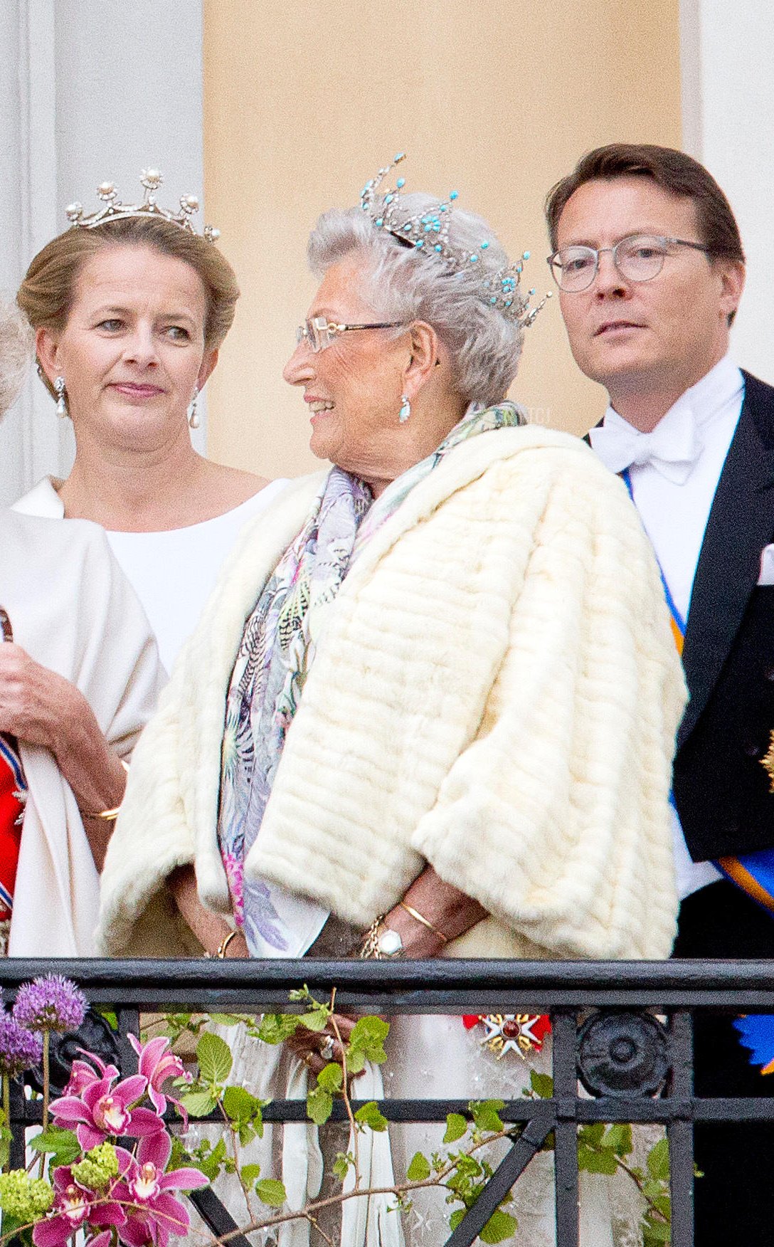 Il Re Willem-Alexander, la Regina Máxima, la Principessa Beatrix, il Principe Constantijn e la Principessa Mabel dei Paesi Bassi e la Principessa Astrid di Norvegia sul balcone del Palazzo Reale di Oslo, il 9 maggio 2017, in occasione della celebrazione dell'80° compleanno del Re Harald e della Regina Sonja