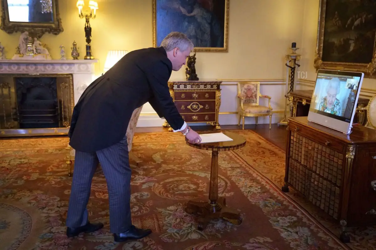 La Regina Elisabetta II appare su uno schermo tramite videocollegamento da Windsor Castle, dove risiede, durante un'udienza virtuale per ricevere l'Ambasciatore dell'Estonia, Viljar Lubi, a Buckingham Palace il 15 febbraio 2022 a Windsor, in Inghilterra