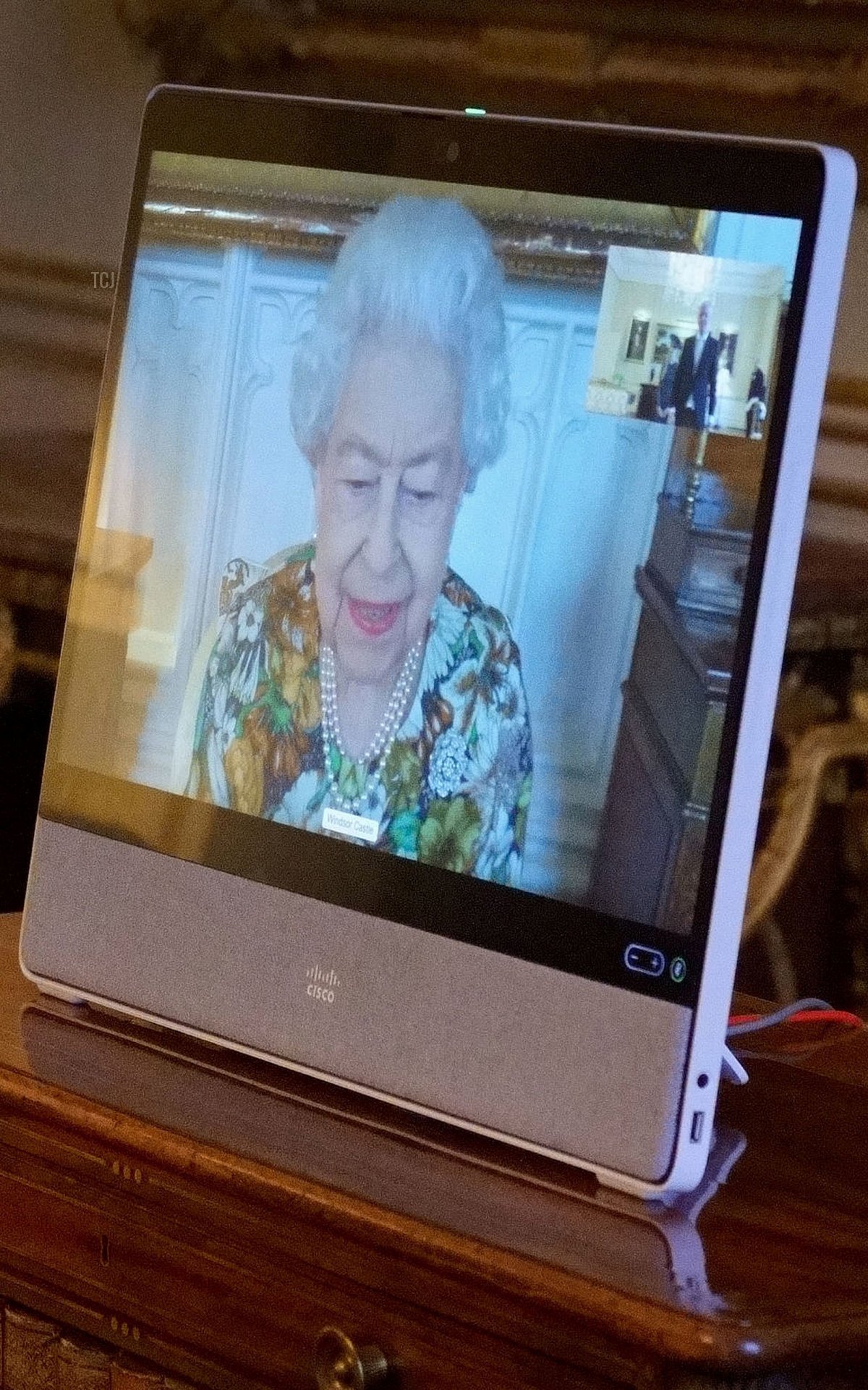 La Regina Elisabetta II d'Inghilterra appare su uno schermo tramite videocollegamento da Windsor Castle, durante un'udienza virtuale per ricevere l'Ambasciatore dell'Estonia, Viljar Lubi, a Buckingham Palace a Londra il 15 febbraio 2022