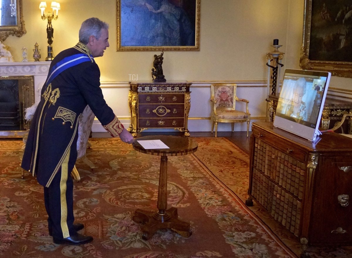 La Regina Elisabetta II d'Inghilterra appare su uno schermo tramite videocollegamento da Windsor Castle, durante un'udienza virtuale per ricevere l'Ambasciatore di Spagna nel Regno Unito, Jose Pascual Marco Martinez, a Buckingham Palace a Londra il 15 febbraio 2022