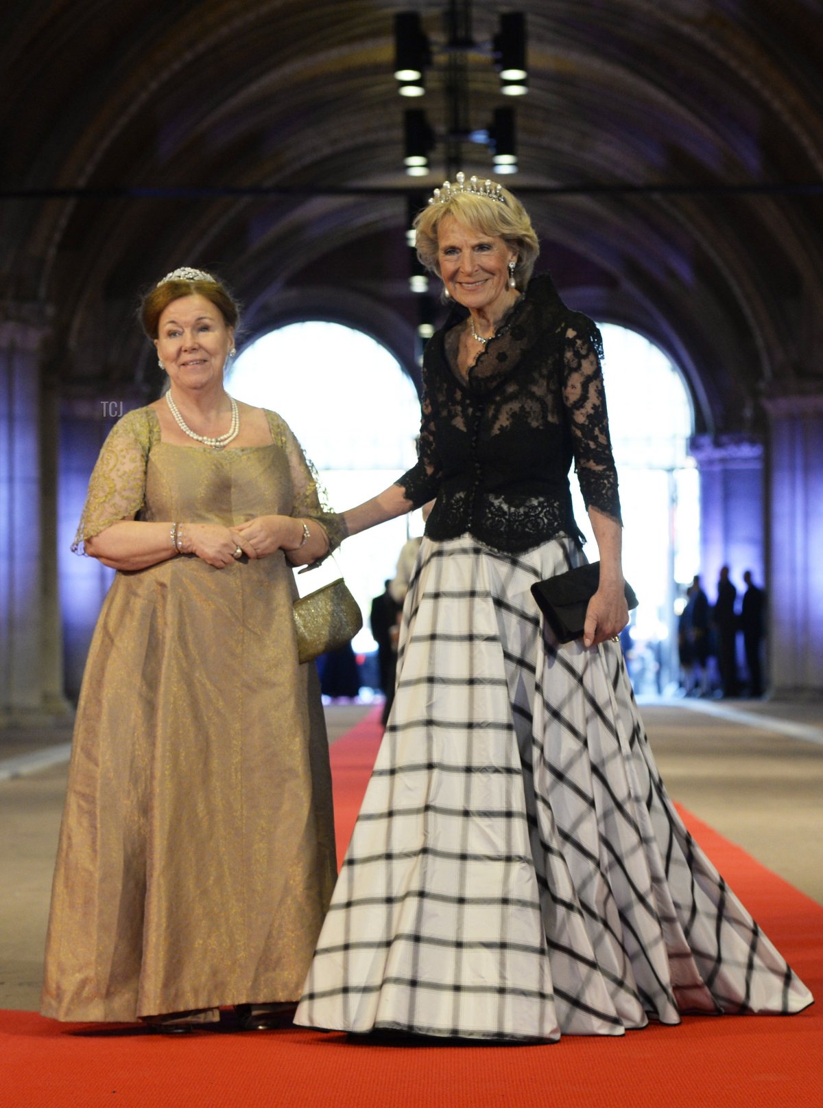 La principessa Cristina dei Paesi Bassi e la principessa Irene dei Paesi Bassi arrivano per partecipare a una cena ospitata dalla regina Beatrix dei Paesi Bassi prima della sua abdicazione al Rijksmuseum il 29 aprile 2013 ad Amsterdam, Paesi Bassi