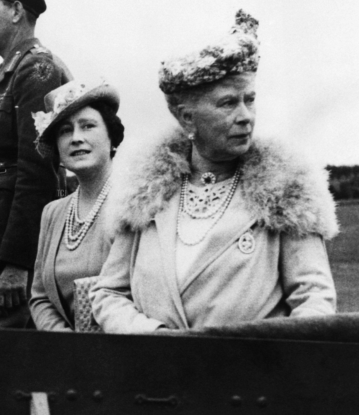 Regina Elisabetta e Regina Mary, durante una dimostrazione delle Forze Armate Britanniche, Inghilterra, 1942