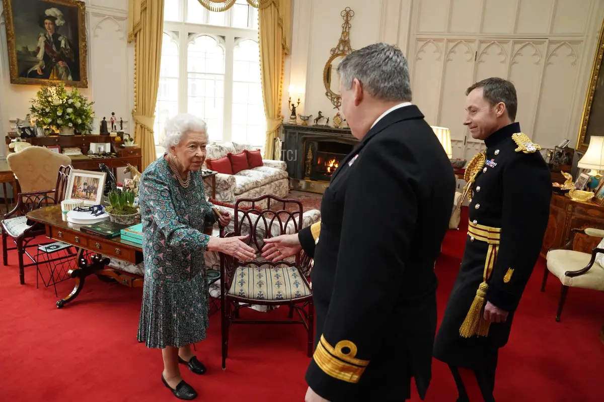 Regina Elisabetta II parla con l'Ammiraglio di Vascello James Macleod (destra) e il Maggiore Generale Eldon Millar durante un'udienza al Castello di Windsor il 16 febbraio 2022 a Windsor, Inghilterra