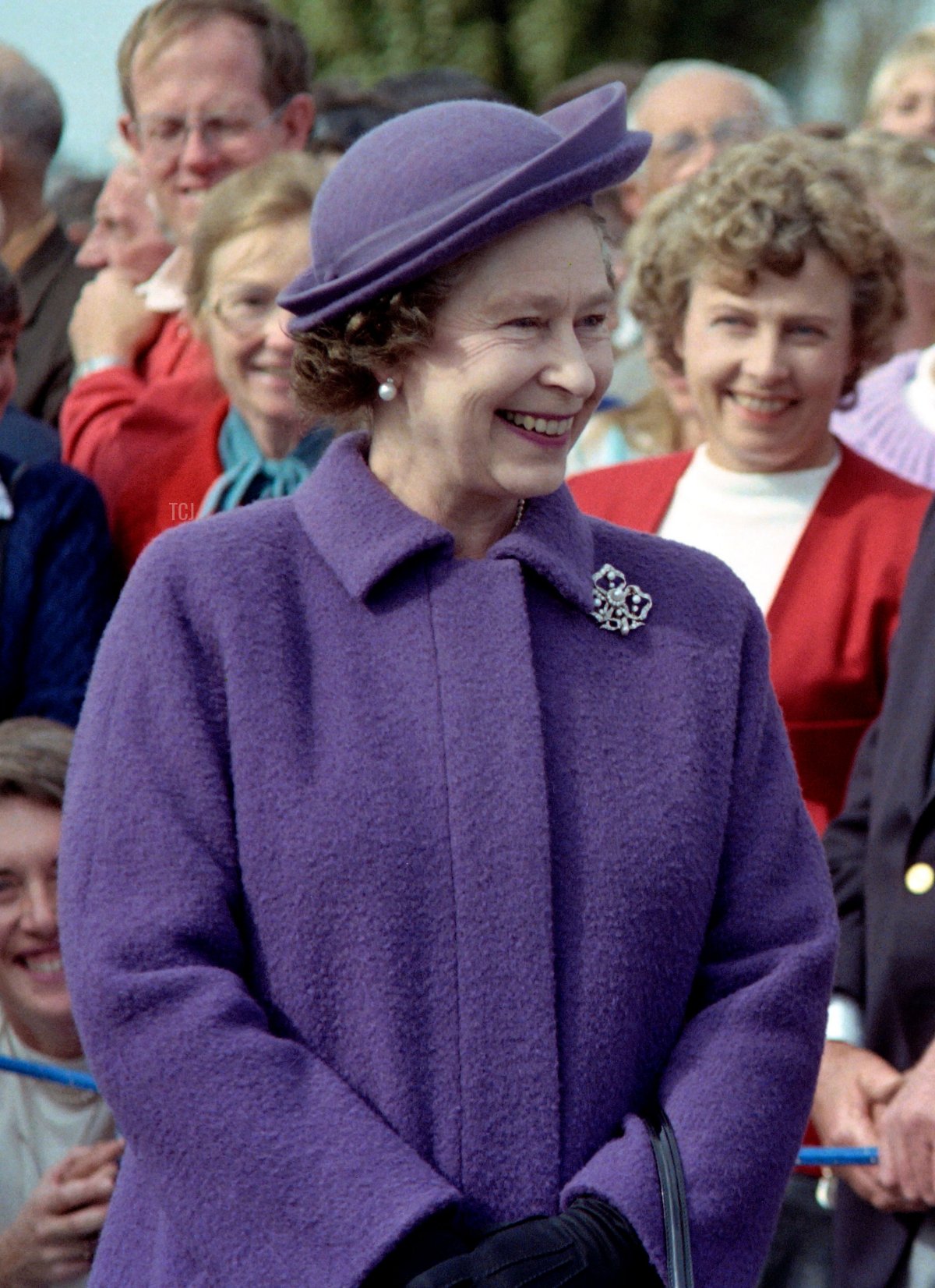 La Regina Elisabetta II incontra veterani di guerra durante le cerimonie annuali per il Giorno dell'ANZAC a Hobart il 25 aprile 1988