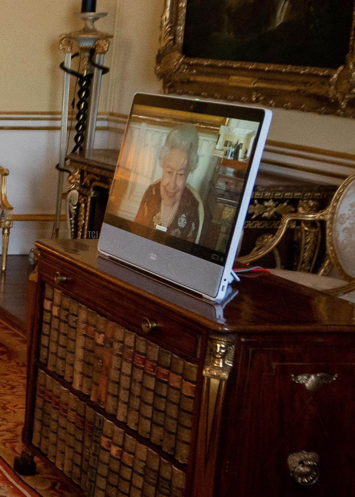 La Regina Elisabetta II (a destra) è vista su uno schermo tramite videocollegamento dal Castello di Windsor, dove risiede, durante un'udienza virtuale per ricevere l'Ambasciatore della Finlandia Jukka Siukosaari (a sinistra) a Buckingham Palace, Londra, il 17 febbraio 2022